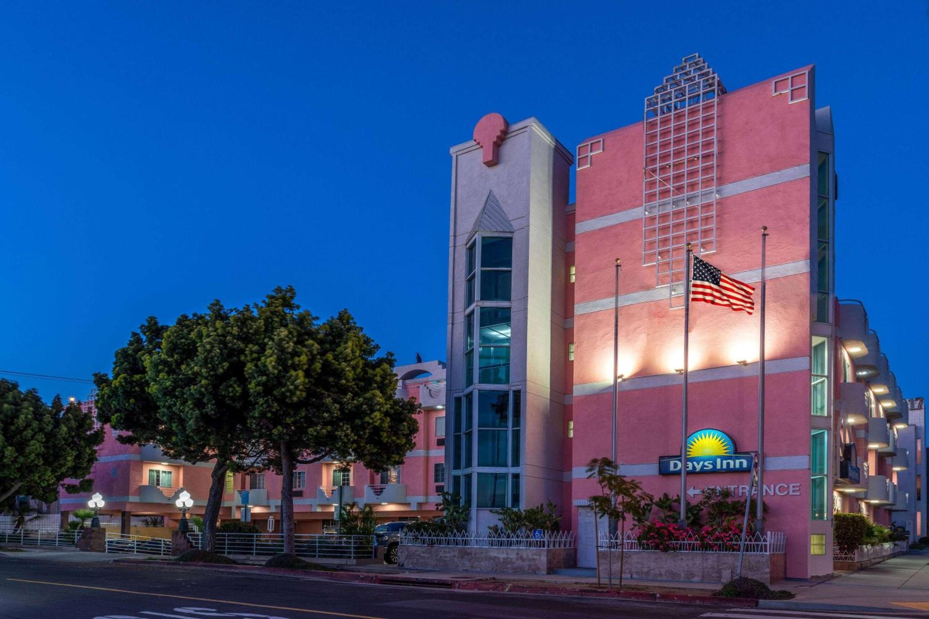 Days Inn by Wyndham Santa Monica — 9