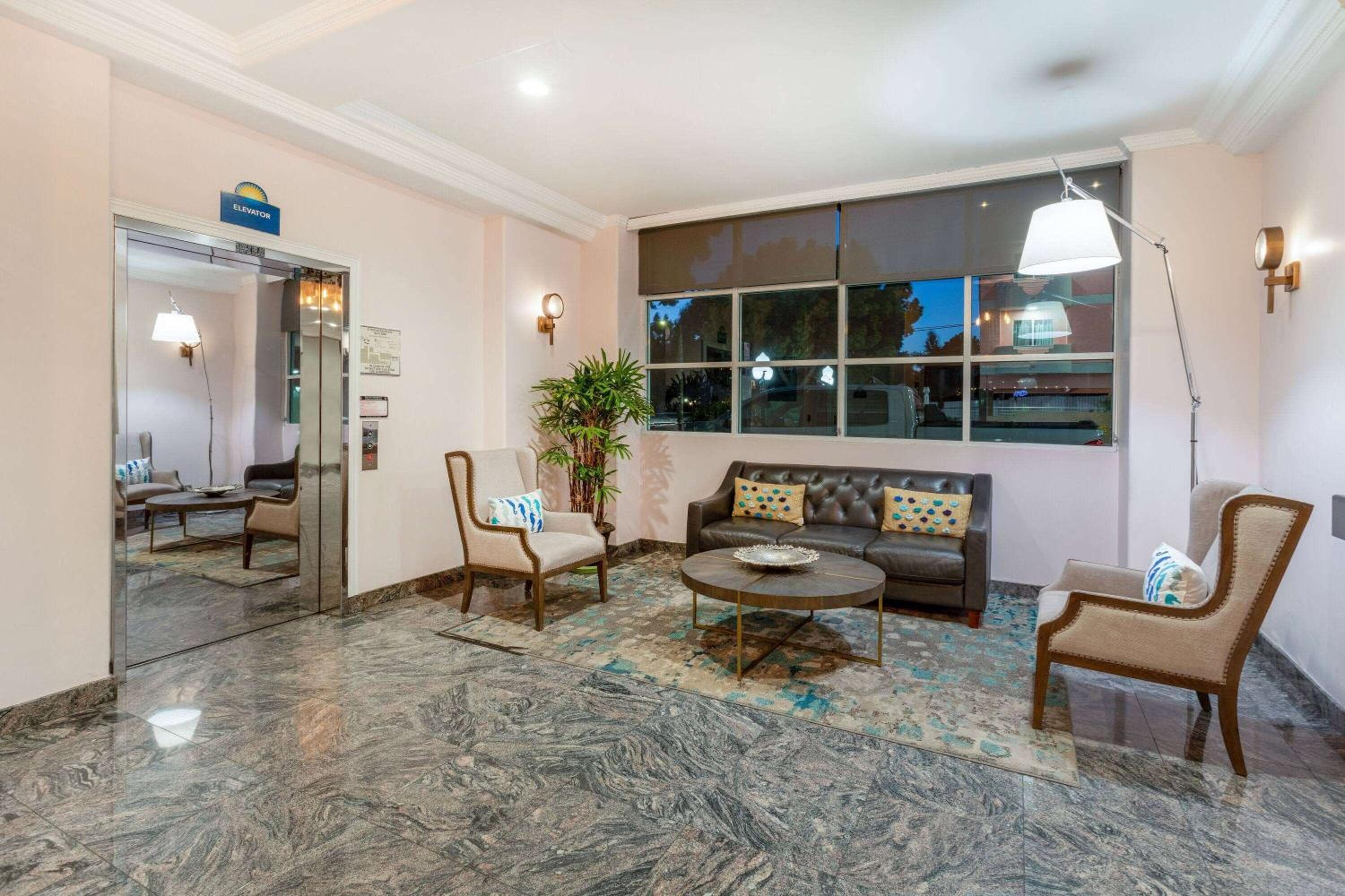 Days Inn by Wyndham Santa Monica — 12