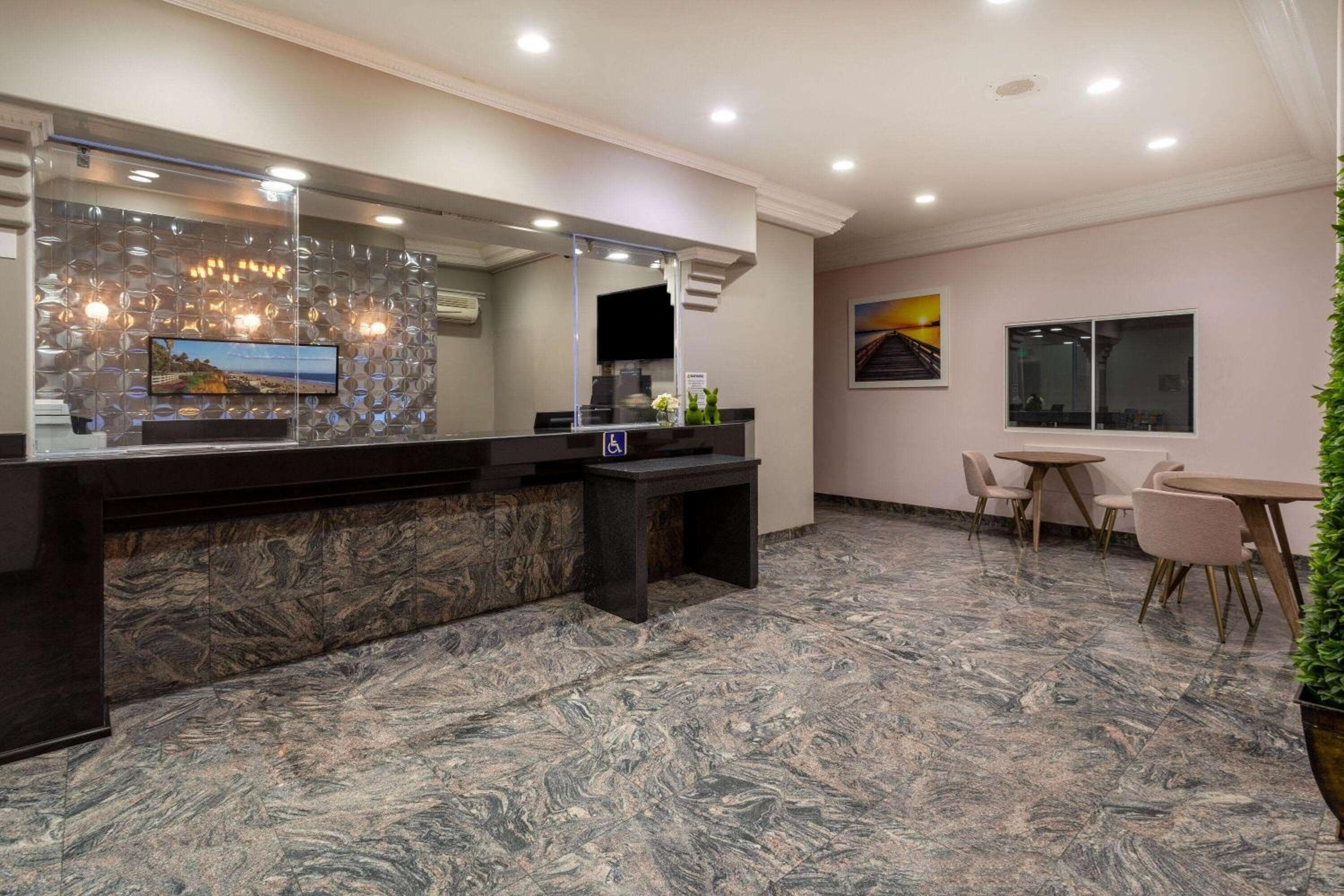 Days Inn by Wyndham Santa Monica — 13