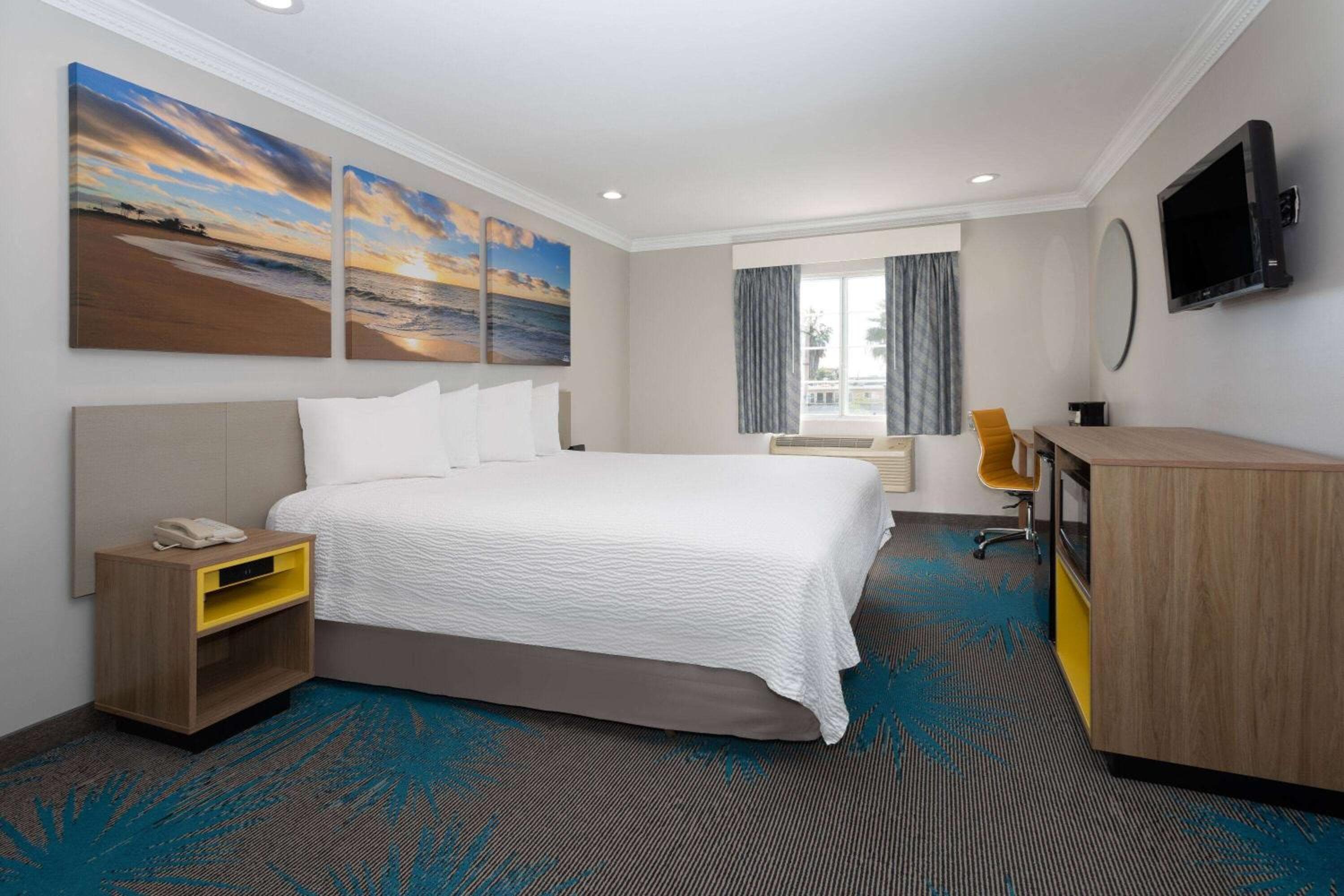Days Inn by Wyndham Santa Monica — 4