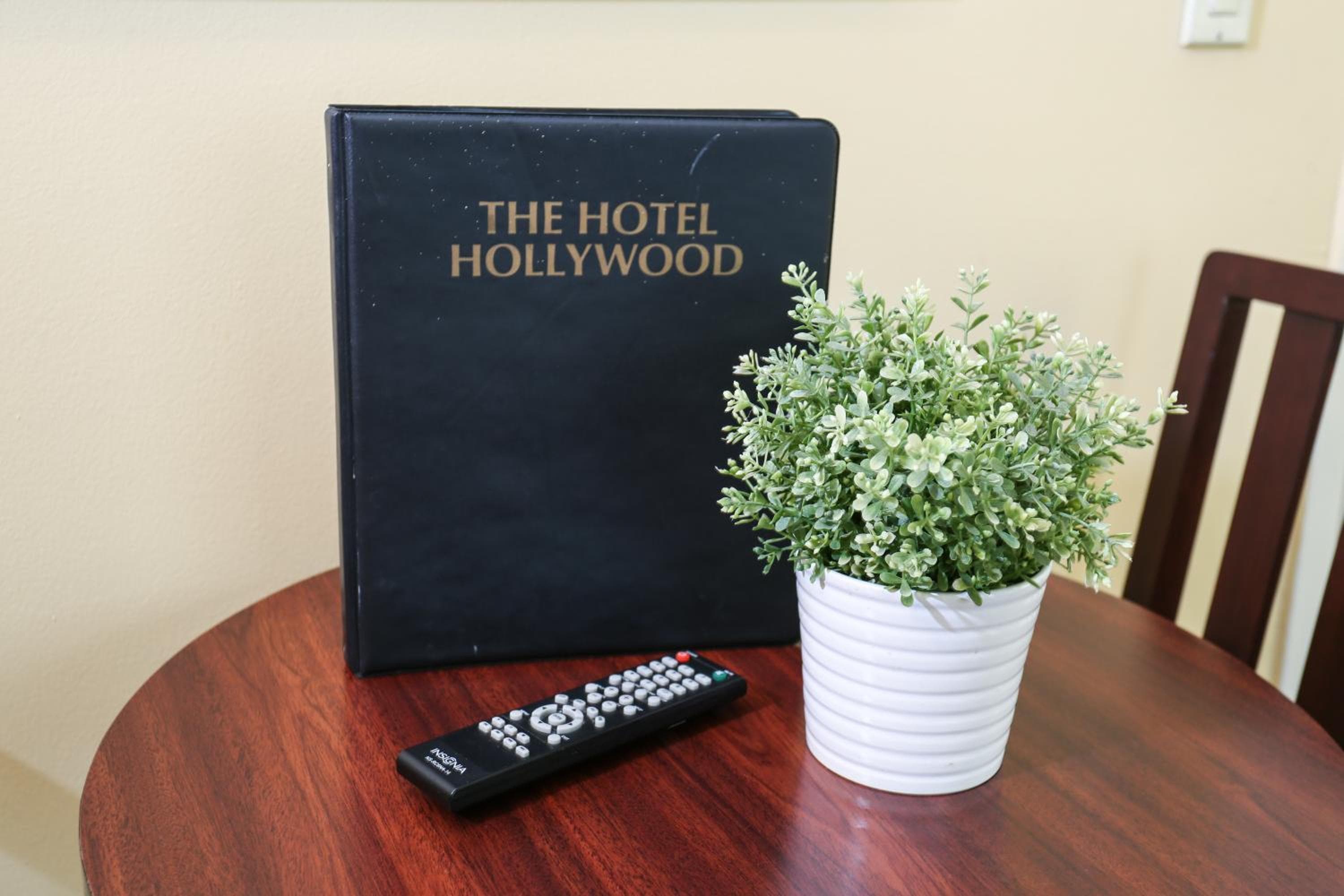 L'Hotel Hollywood — 18
