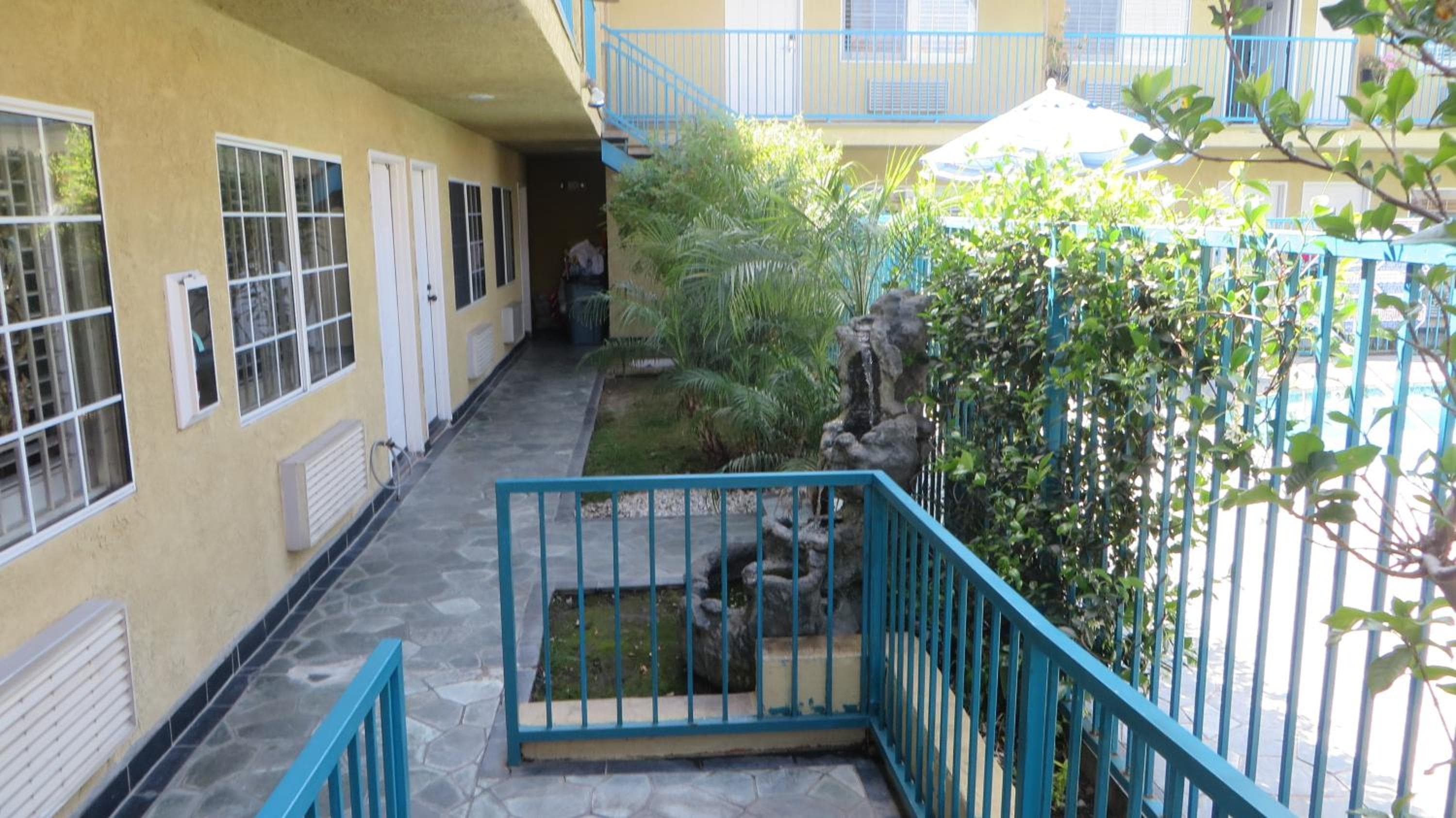 Hollywood City Inn — 25