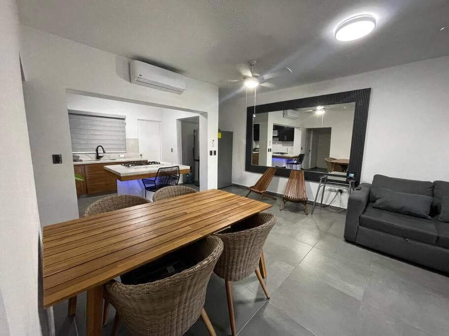 El apartamento tiene 1 dormitorio, 2 dormitorios y 2 baños. — 15