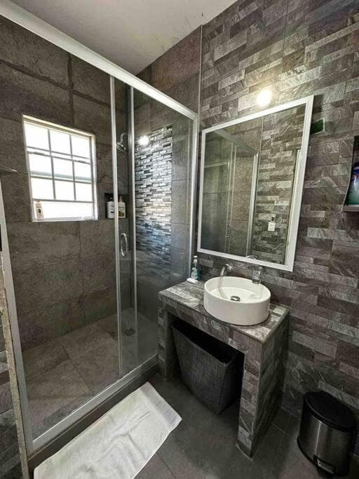 El apartamento tiene 1 dormitorio, 2 dormitorios y 2 baños. — 21