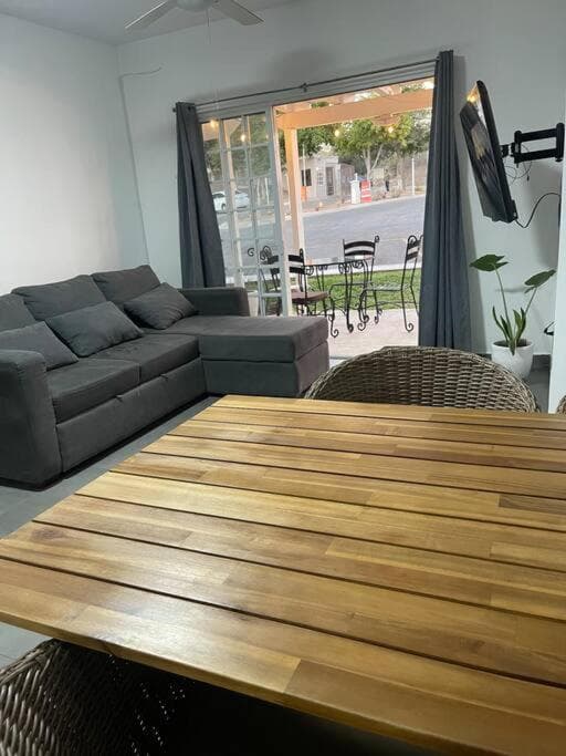El apartamento tiene 1 dormitorio, 2 dormitorios y 2 baños. — 13
