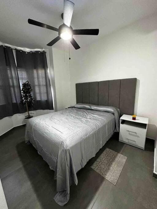 El apartamento tiene 1 dormitorio, 2 dormitorios y 2 baños. — 18