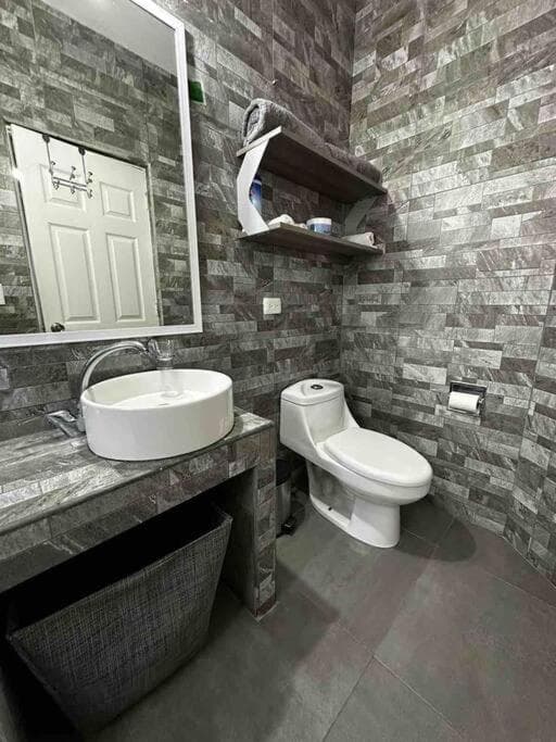 El apartamento tiene 1 dormitorio, 2 dormitorios y 2 baños. — 22