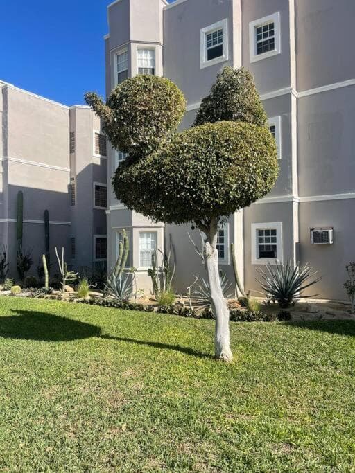El apartamento tiene 1 dormitorio, 2 dormitorios y 2 baños. — 2