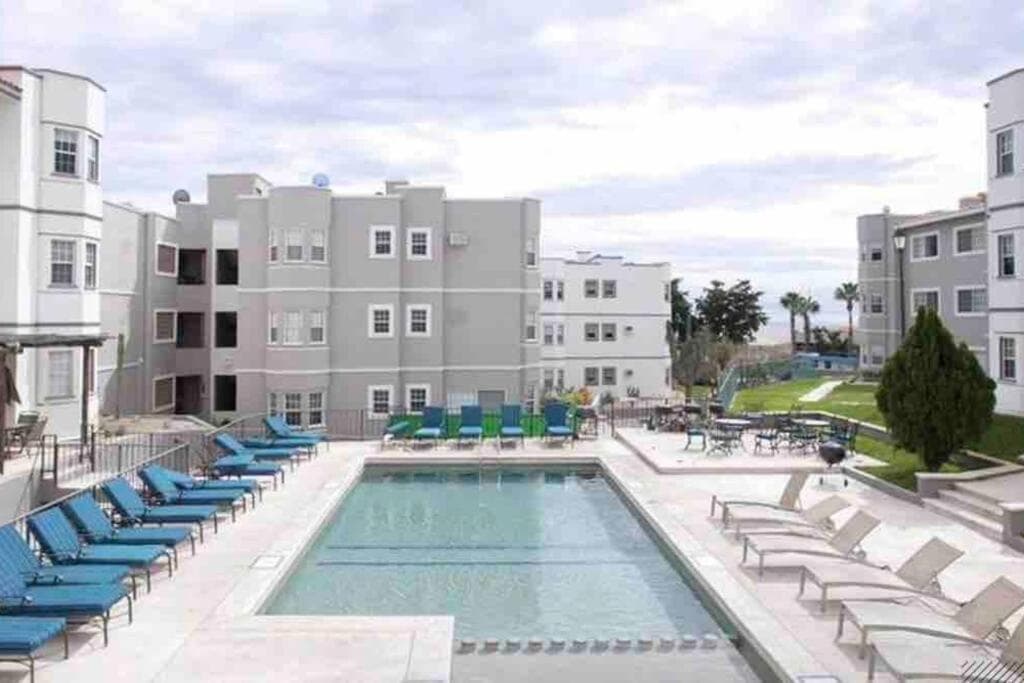 El apartamento tiene 1 dormitorio, 2 dormitorios y 2 baños. — 4