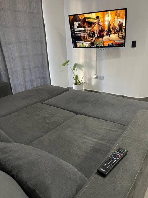 El apartamento tiene 1 dormitorio, 2 dormitorios y 2 baños. — 6