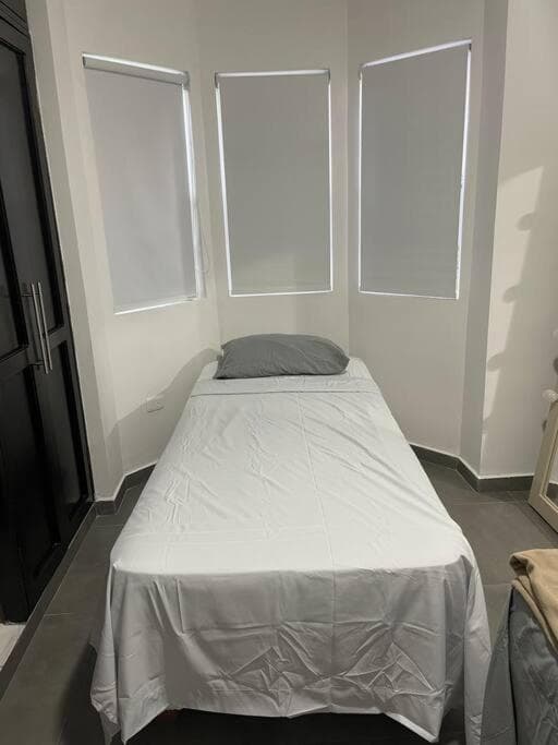 El apartamento tiene 1 dormitorio, 2 dormitorios y 2 baños. — 10