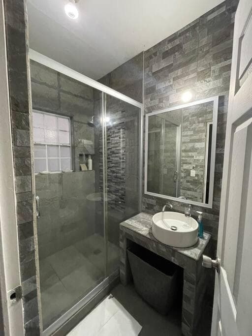 El apartamento tiene 1 dormitorio, 2 dormitorios y 2 baños. — 11