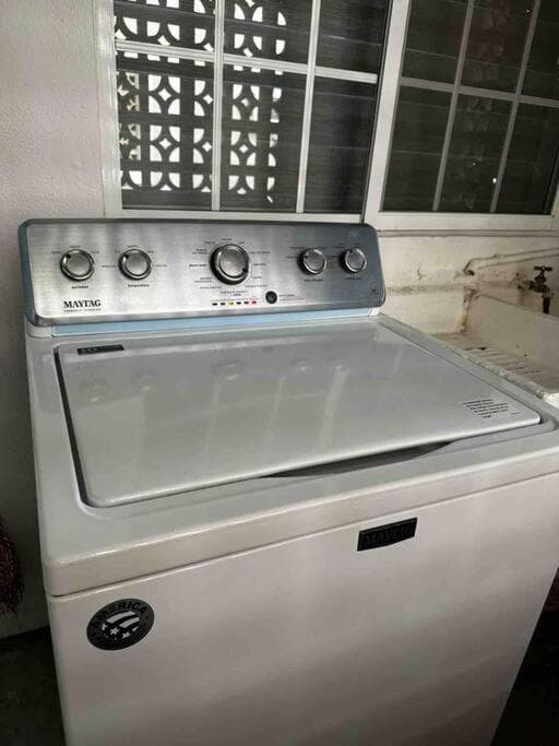 El apartamento tiene 1 dormitorio, 2 dormitorios y 2 baños. — 12