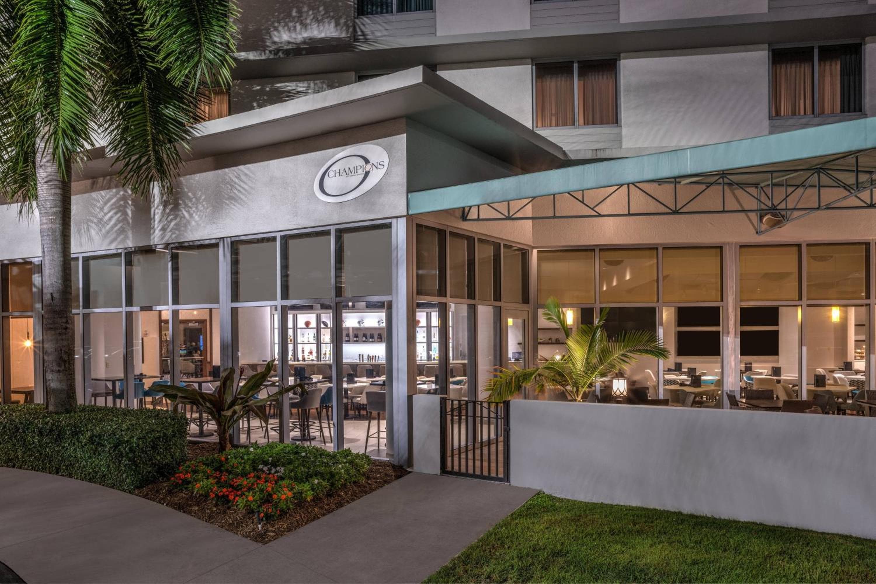 Cortile del Marriott Miami Airport — 26