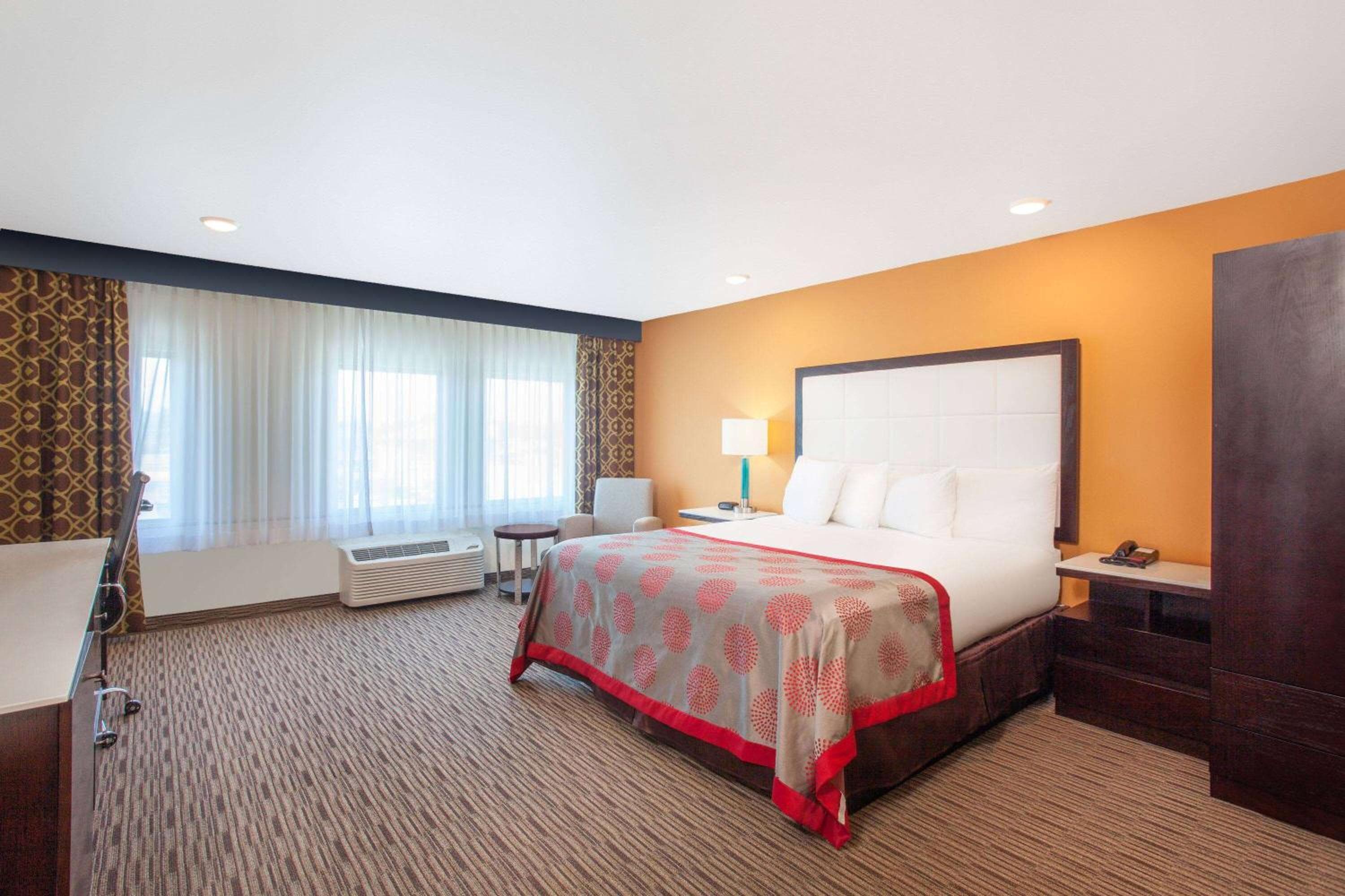 Ramada by Wyndham Culver City — 4