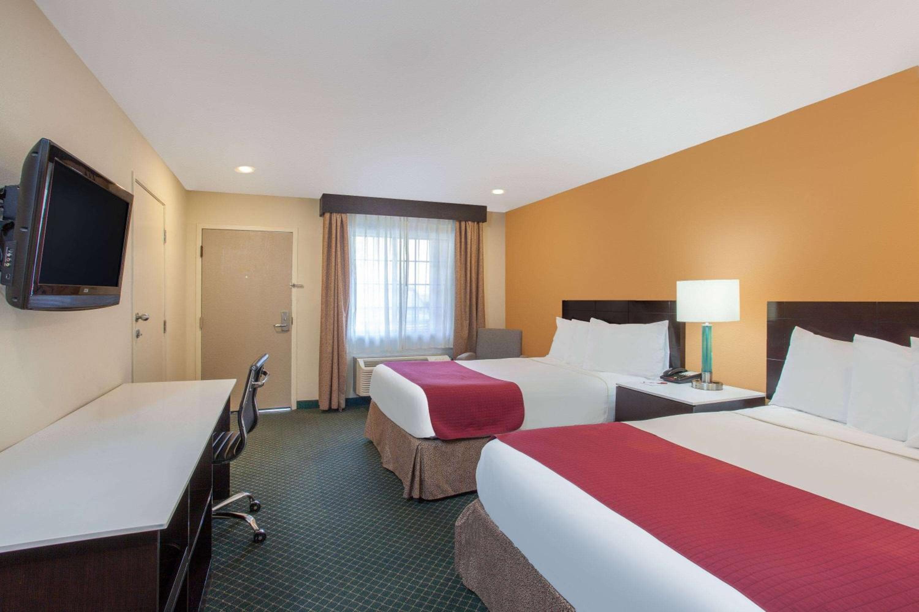 Ramada by Wyndham Culver City — 12