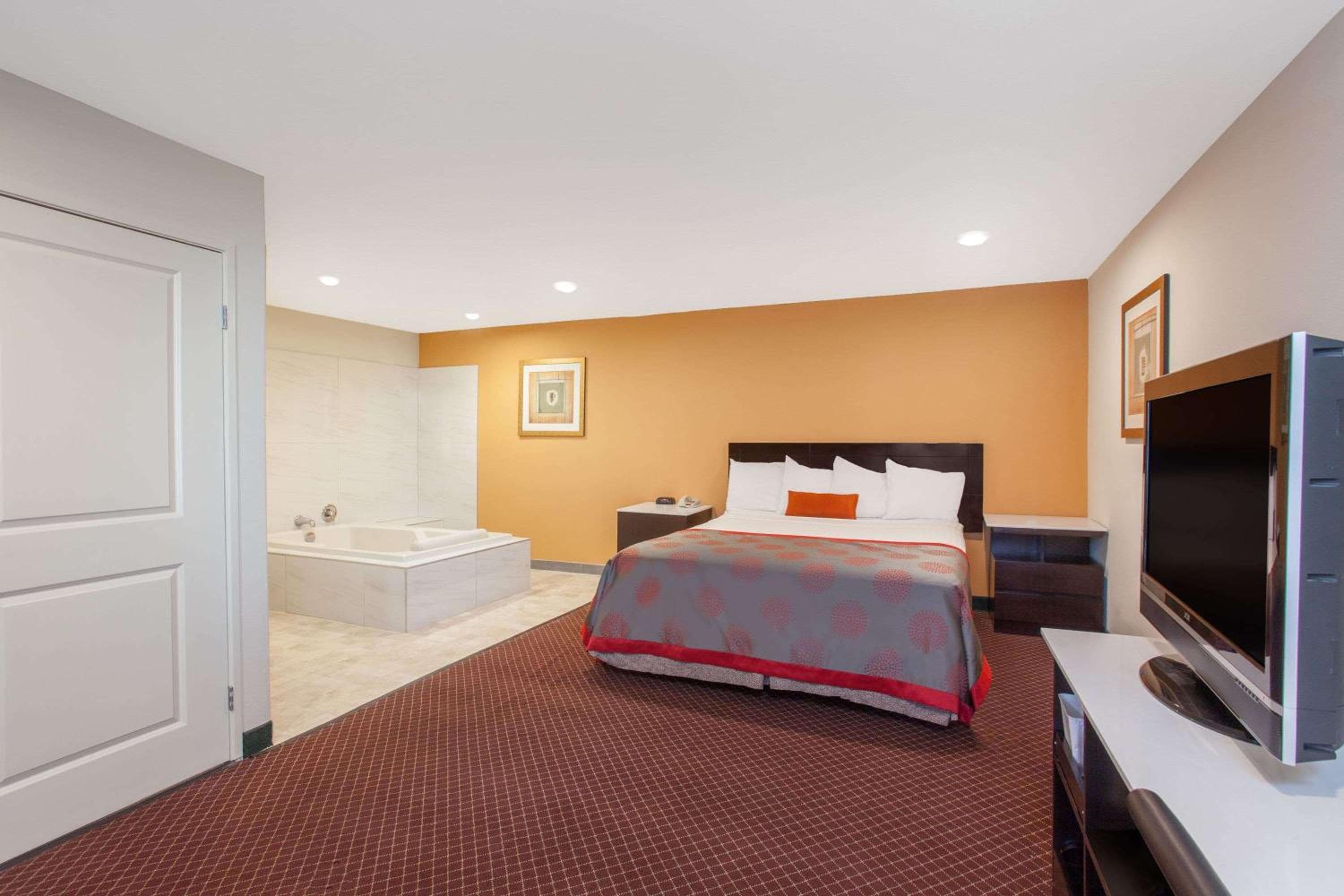 Ramada by Wyndham Culver City — 23
