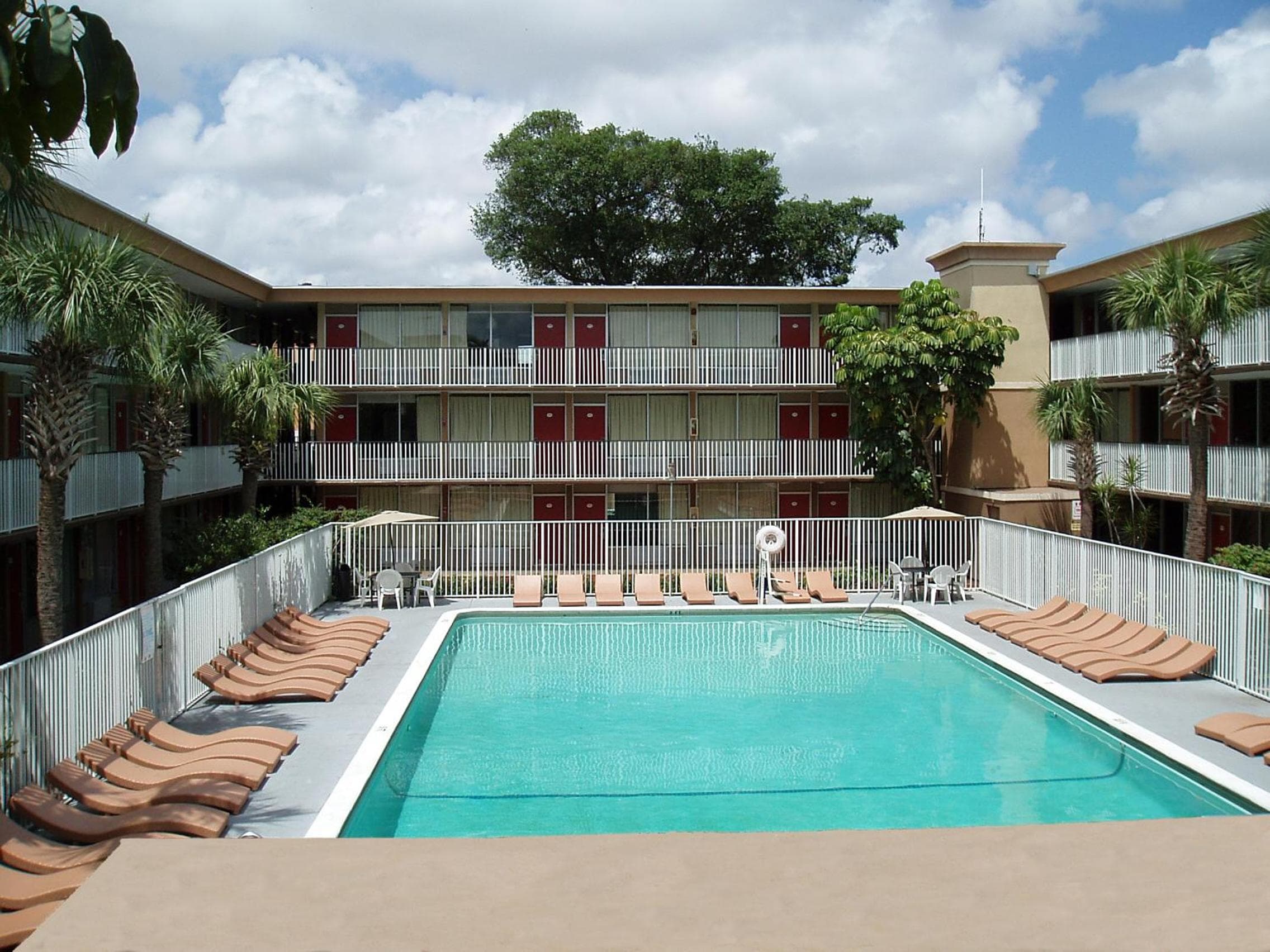 Red Carpet Inn Airport Fort Lauderdale — 3