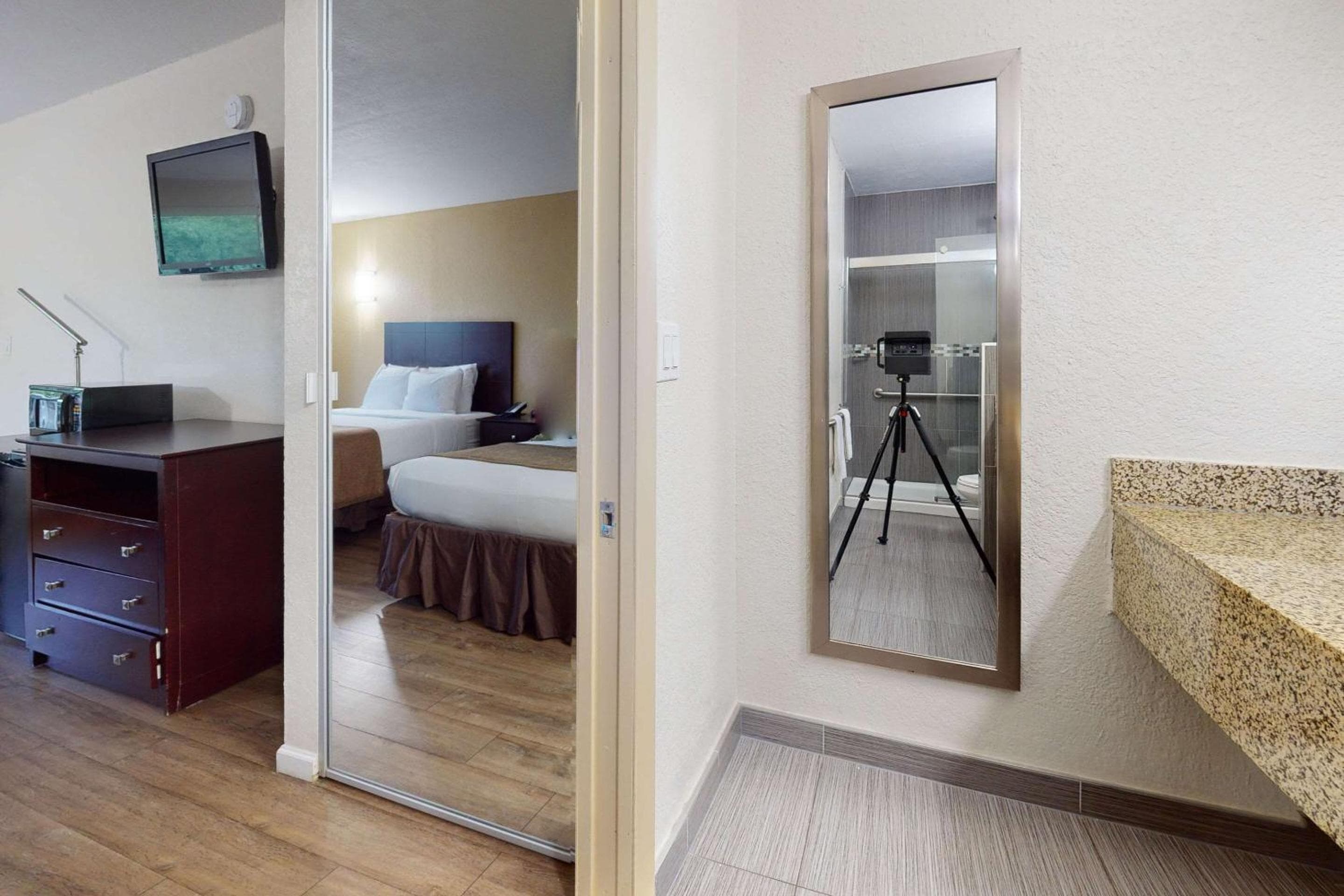 Rodeway Inn & Suites Fort Lauderdale Airport & Cruise Port — 14
