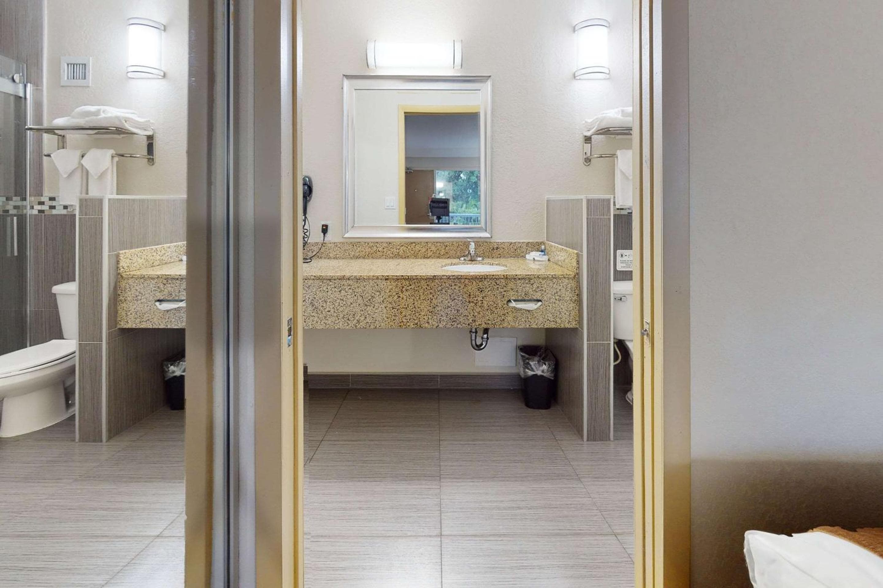 Rodeway Inn & Suites Fort Lauderdale Airport & Cruise Port — 11