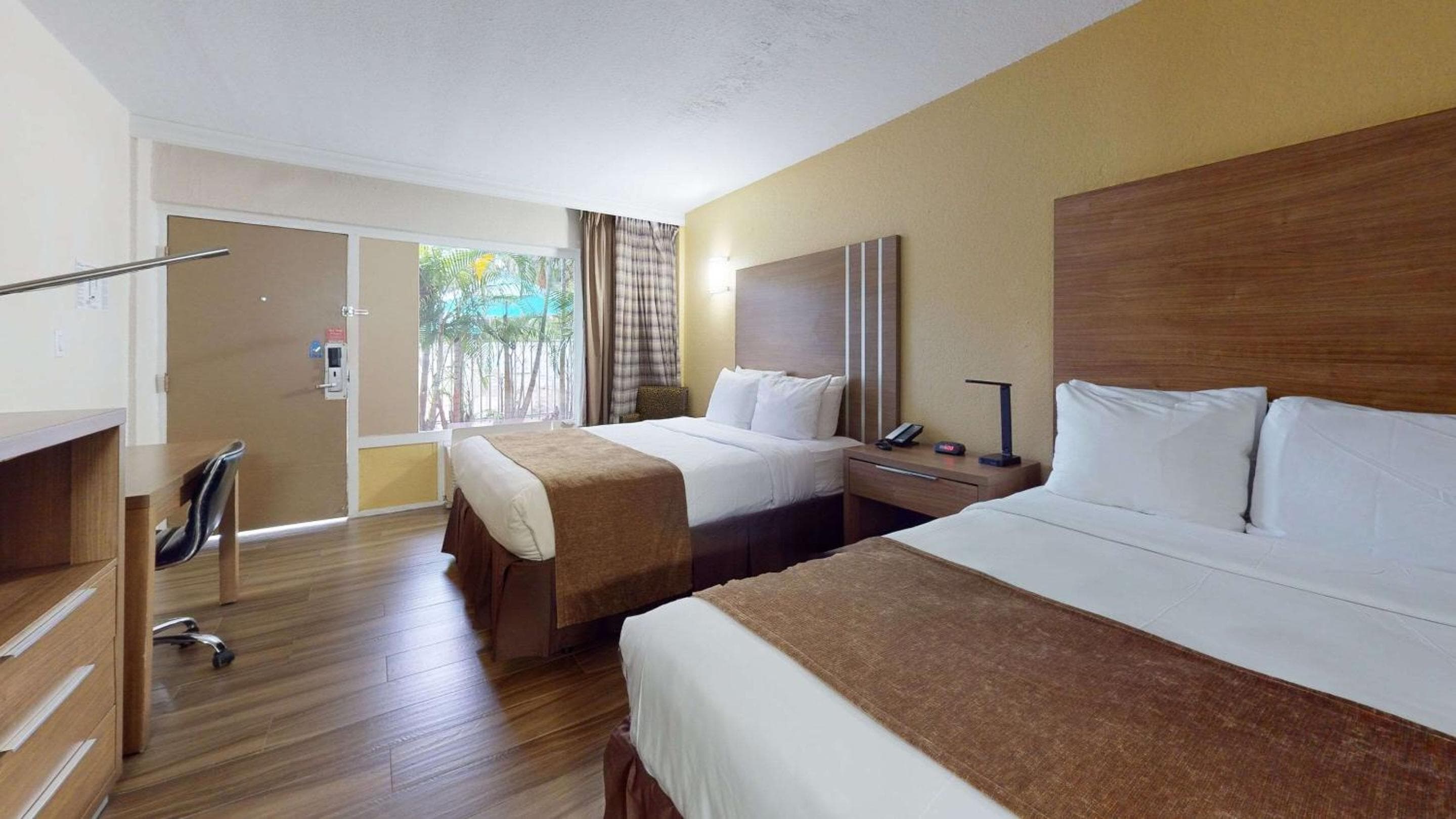 Rodeway Inn & Suites Fort Lauderdale Airport & Cruise Port — 10