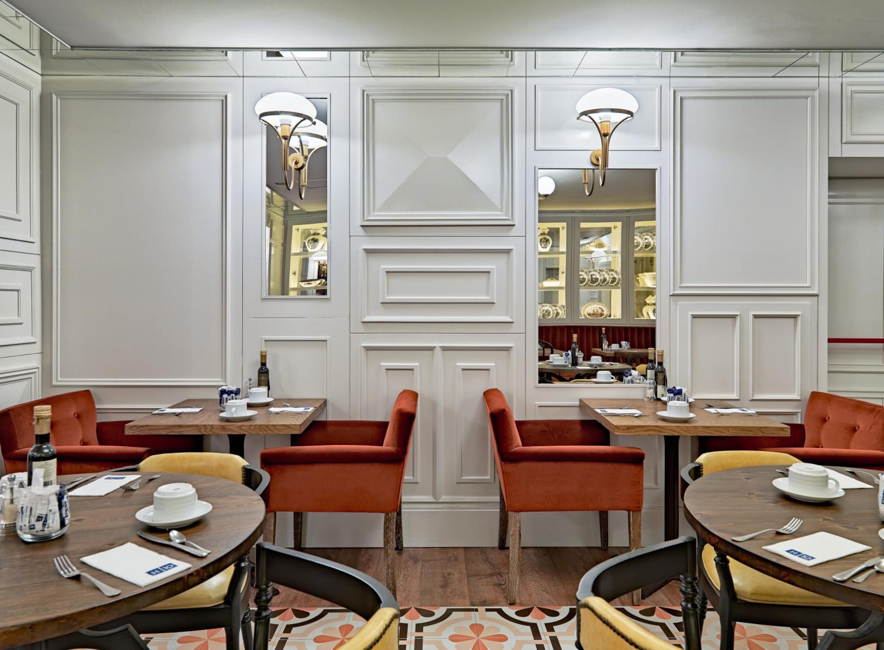 Boutique Hotel H10 Villa de la Reina — 13