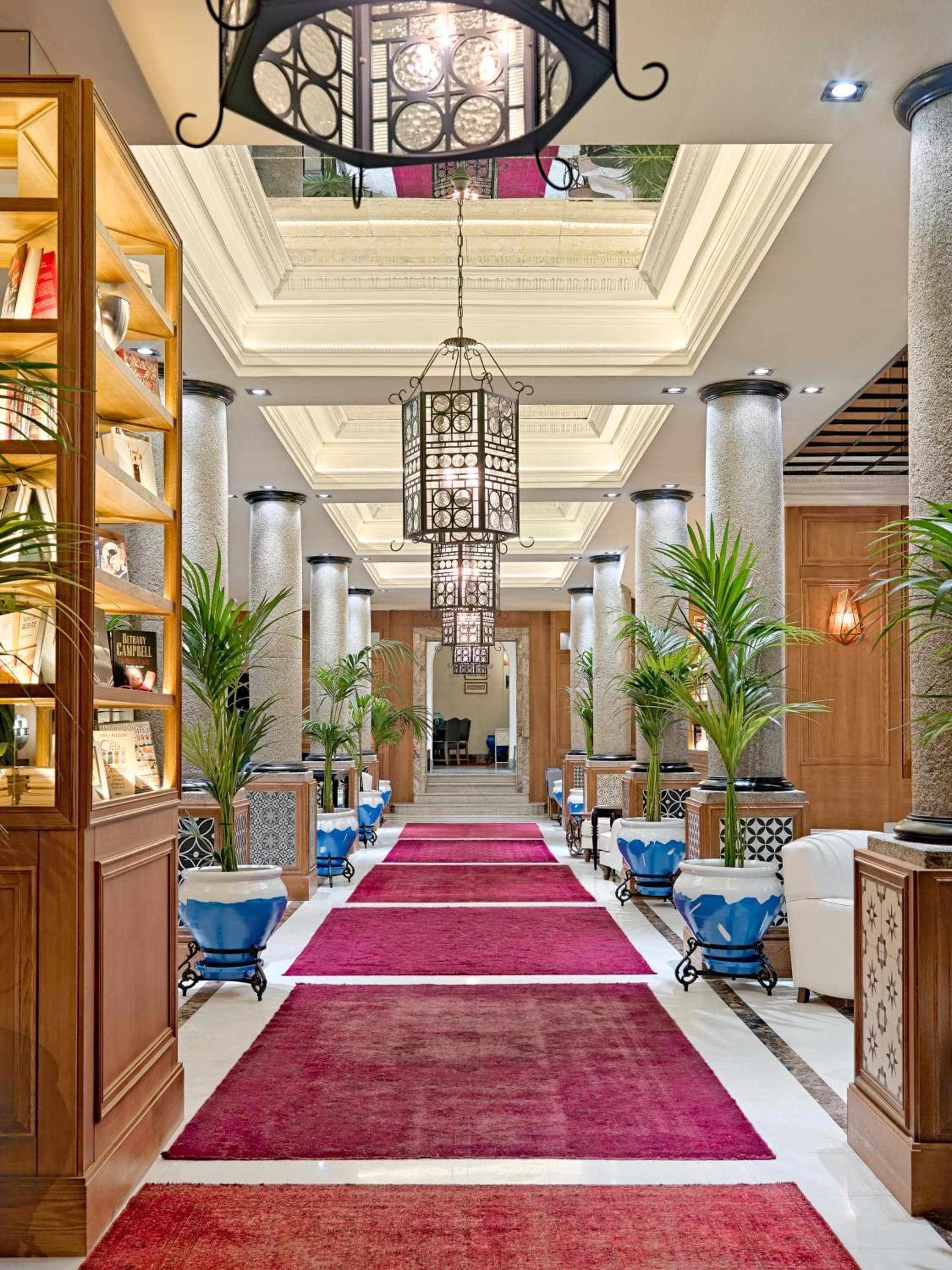 Boutique Hotel H10 Villa de la Reina — 1