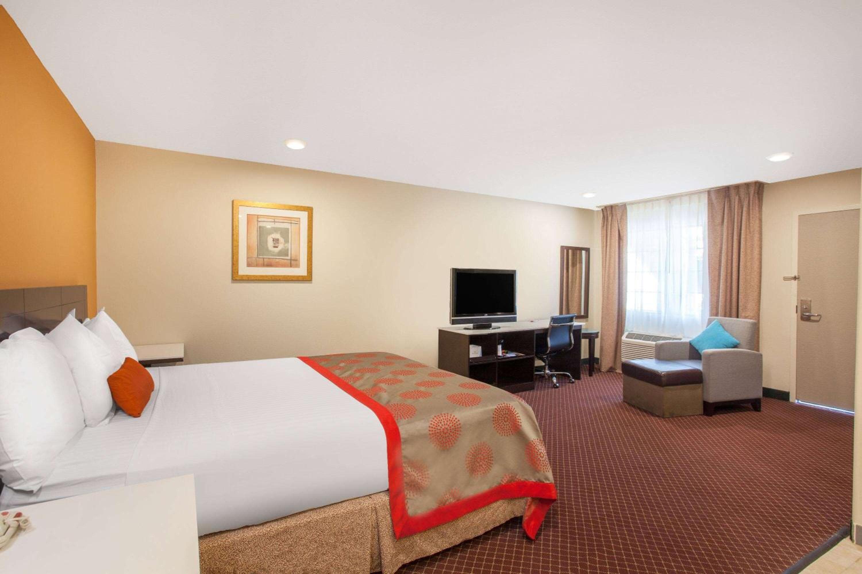 Ramada by Wyndham Culver City — 22
