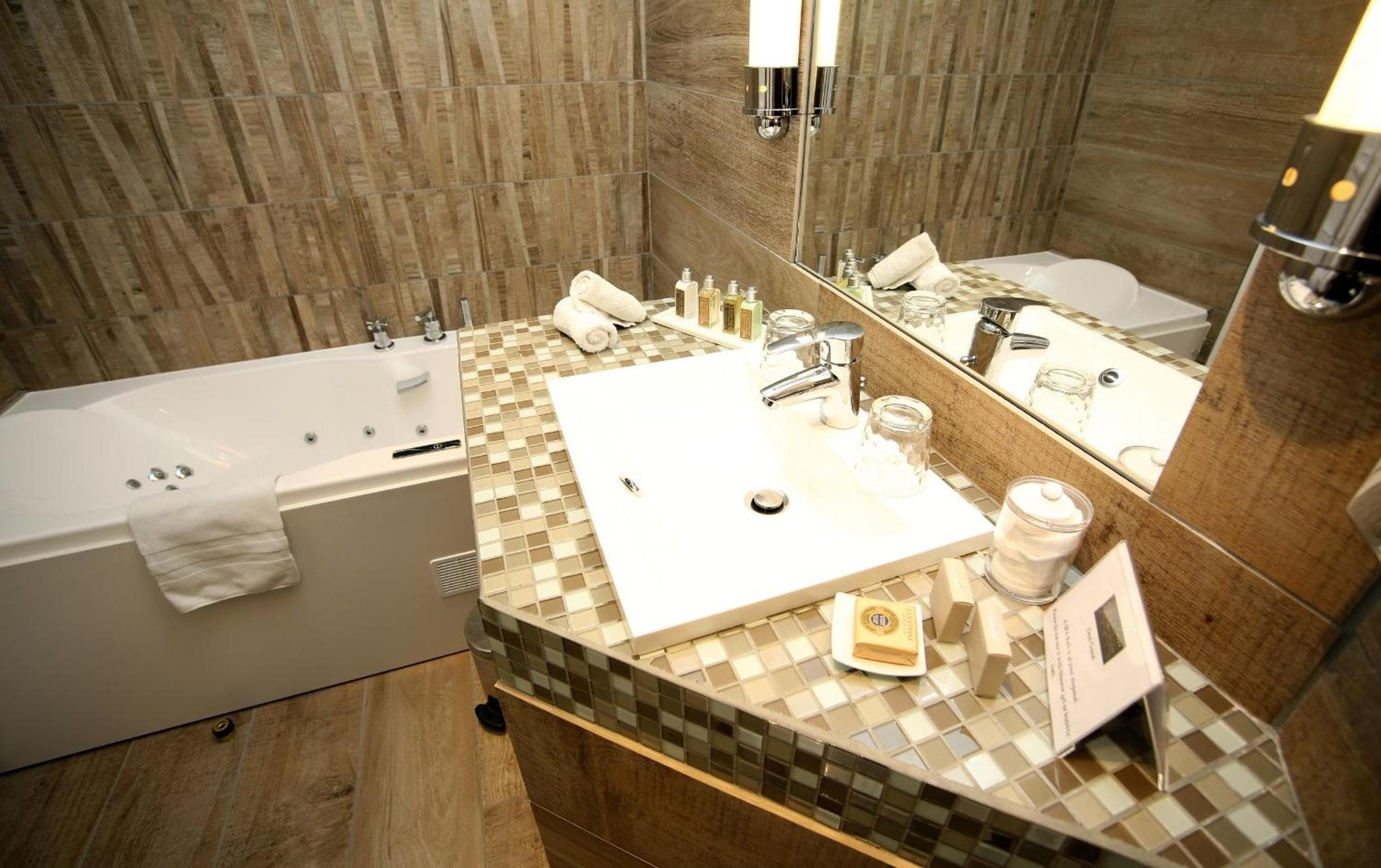 Hôtel Relais Saint Jacques Paris — 24