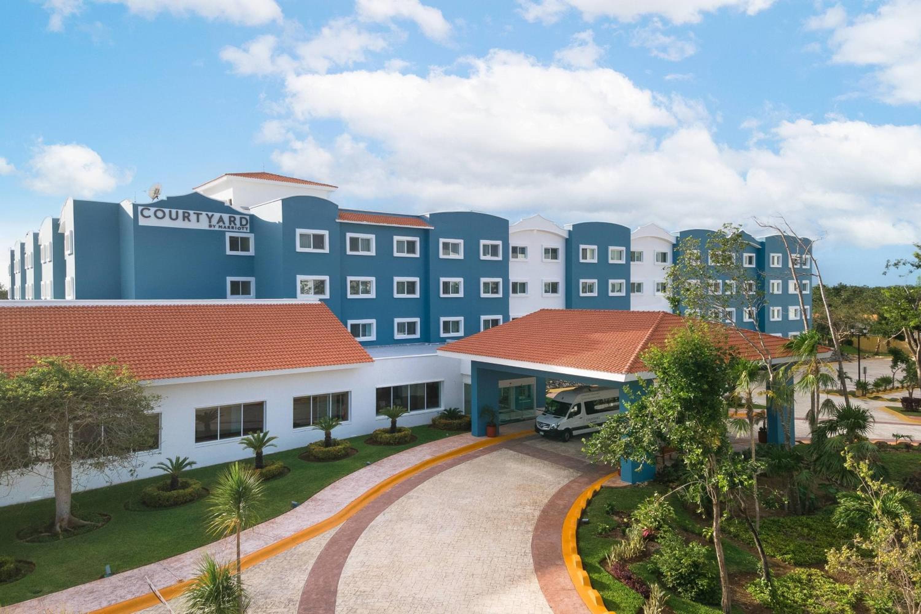 Courtyard by Marriott Cancún Aeropuerto — 1