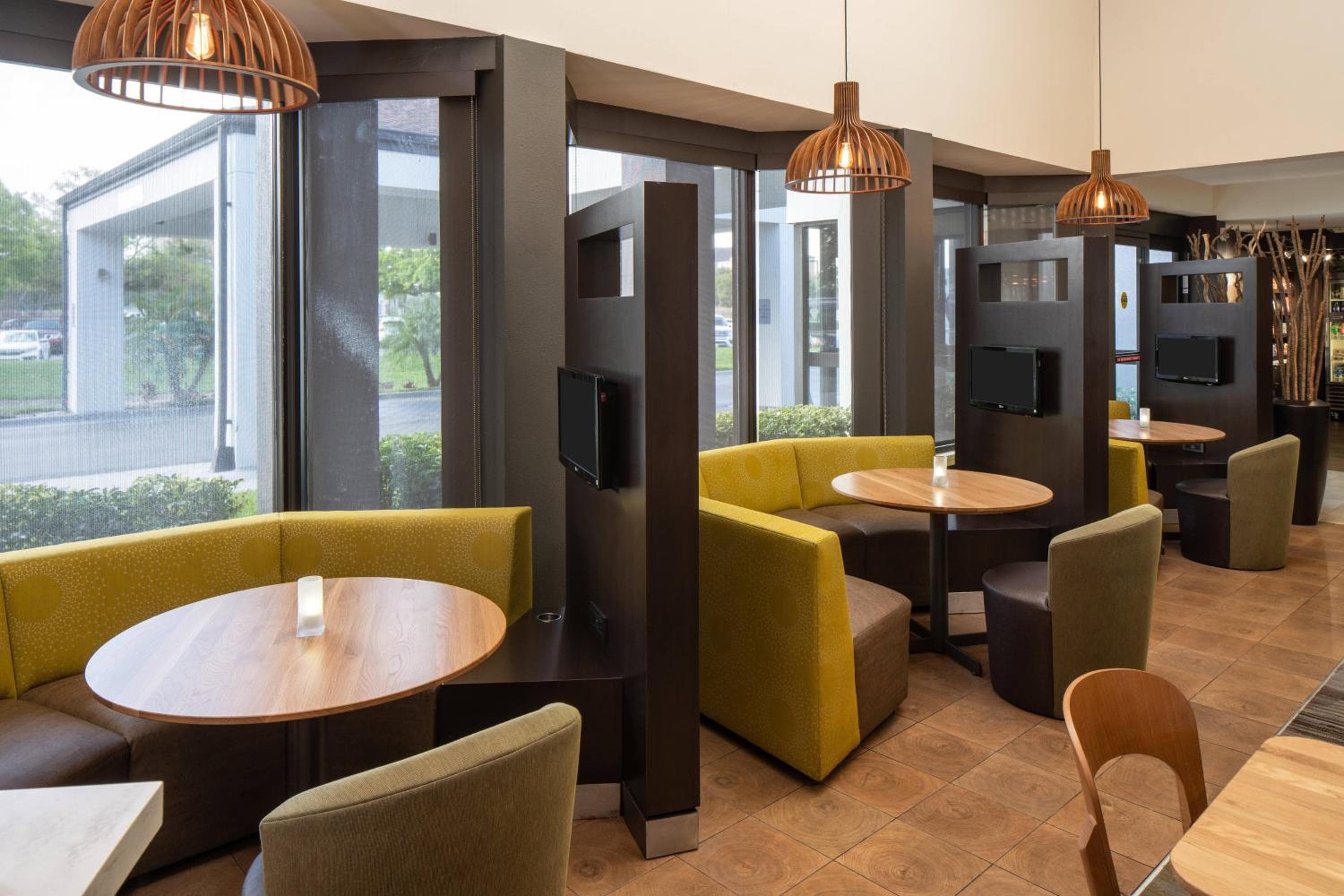 Cortile del Marriott Orlando Airport — 17