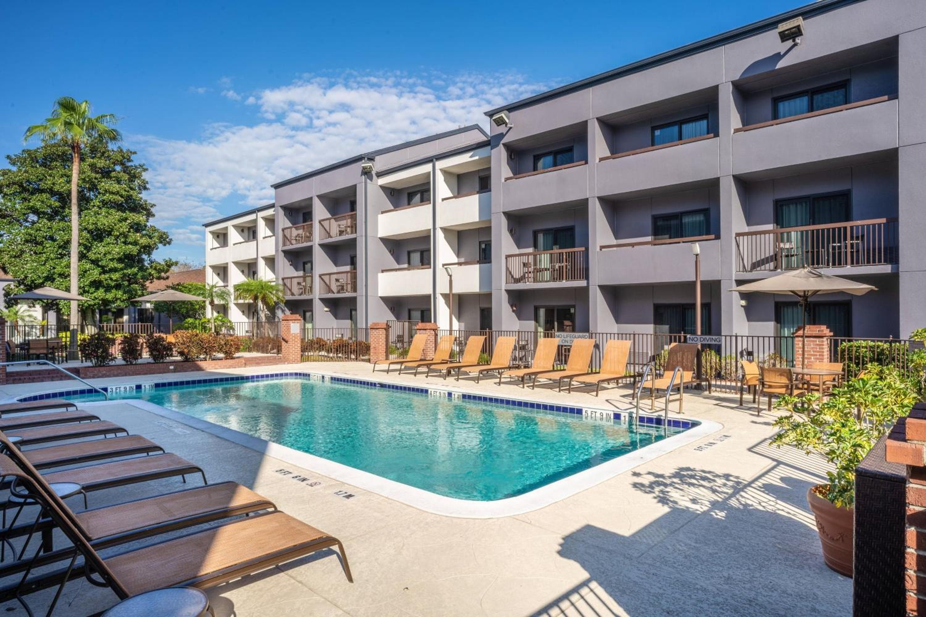 Cortile del Marriott Orlando Airport — 28