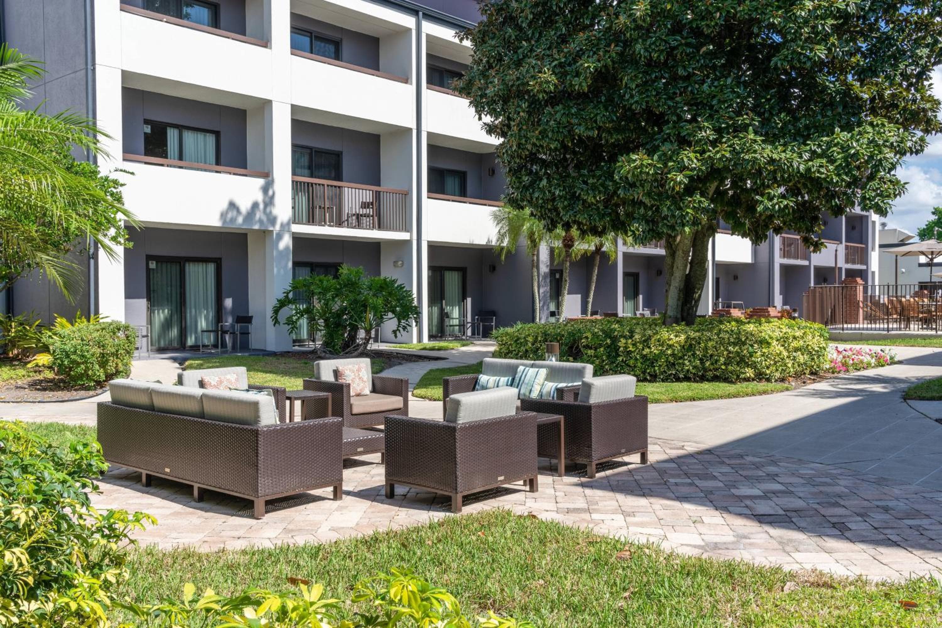 Cortile del Marriott Orlando Airport — 6