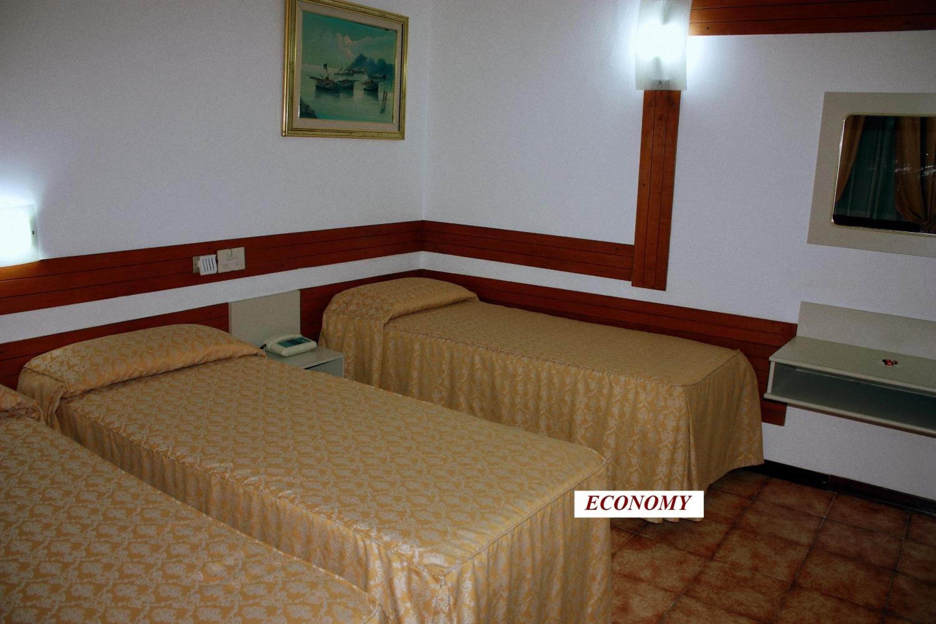 Pequeño hotel — 26