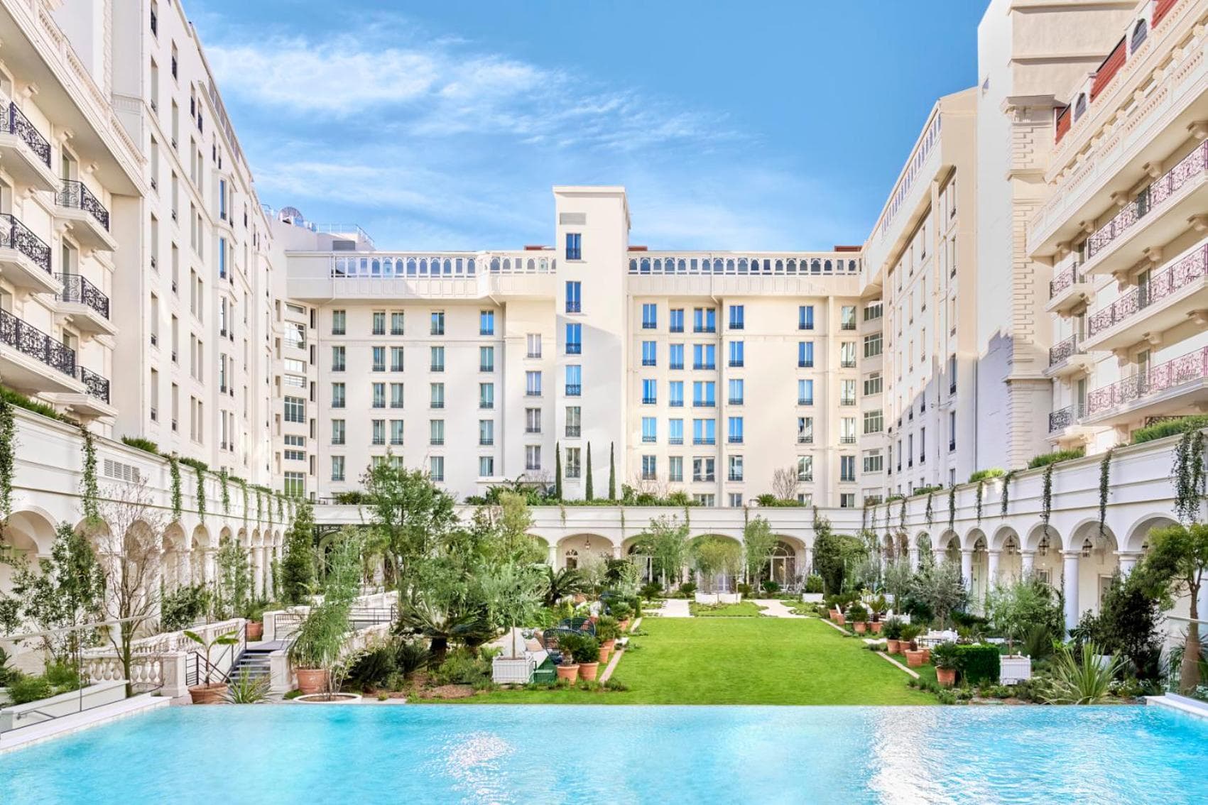 Carlton Cannes, un hotel regente — 28