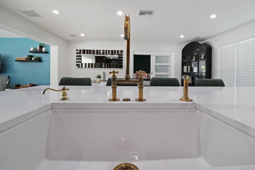 Palm Tree Paradise Tampa Pool Home — 7