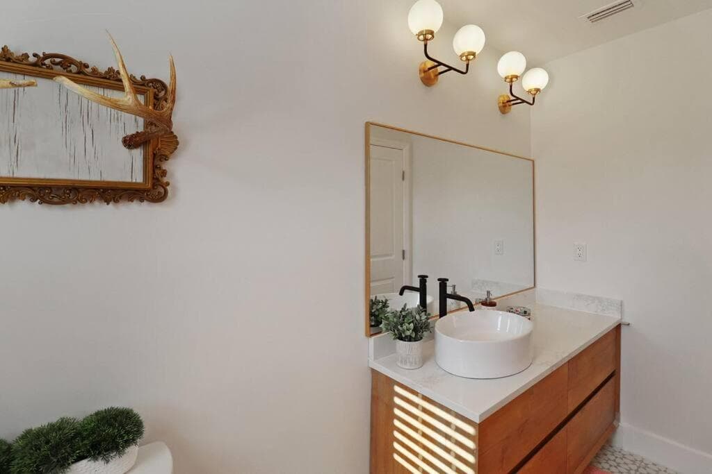 Palm Tree Paradise Tampa Pool Home — 13