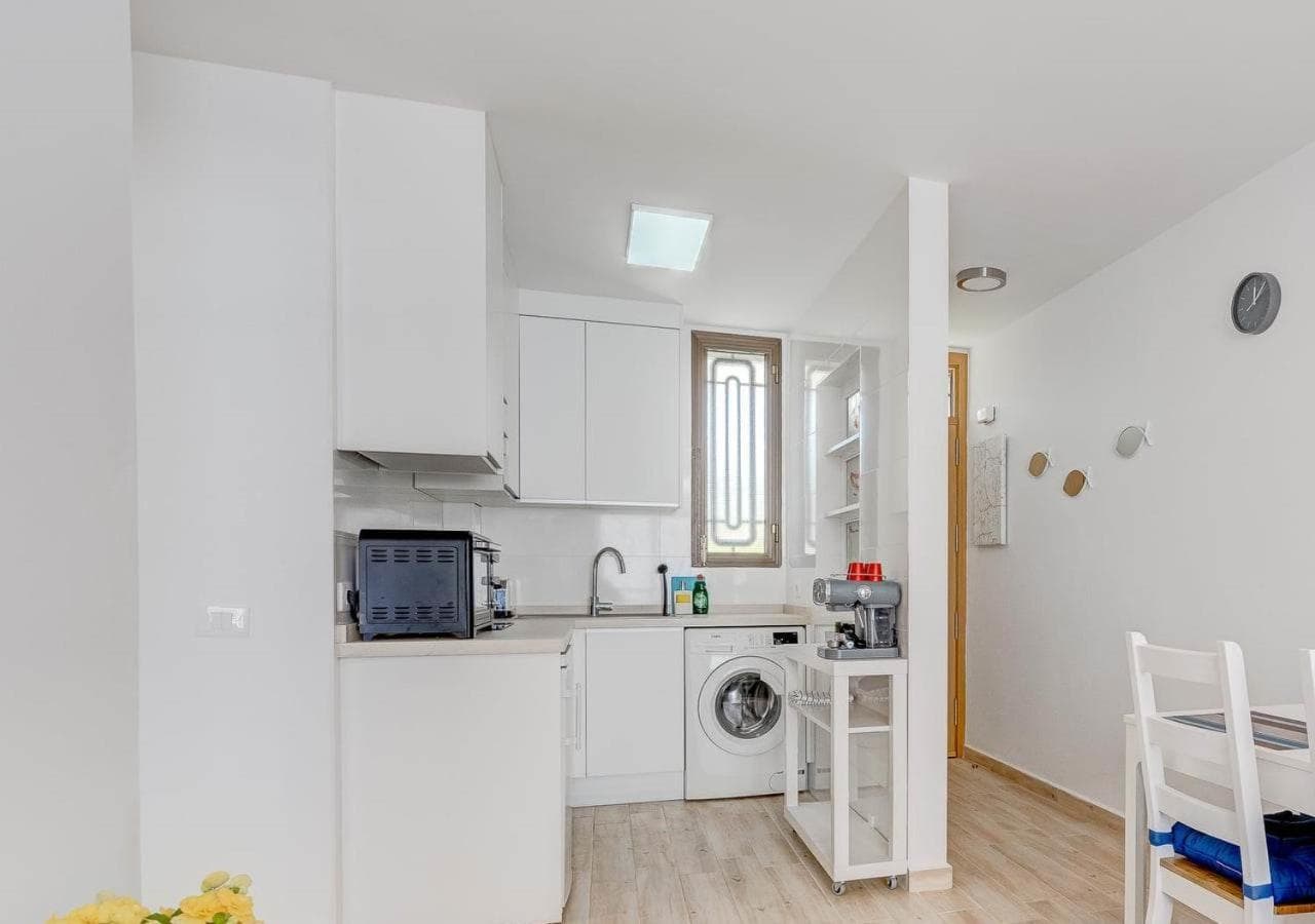 Stylish flat and pool with 3 rooms, sleeps 6, Los cristianos — 2