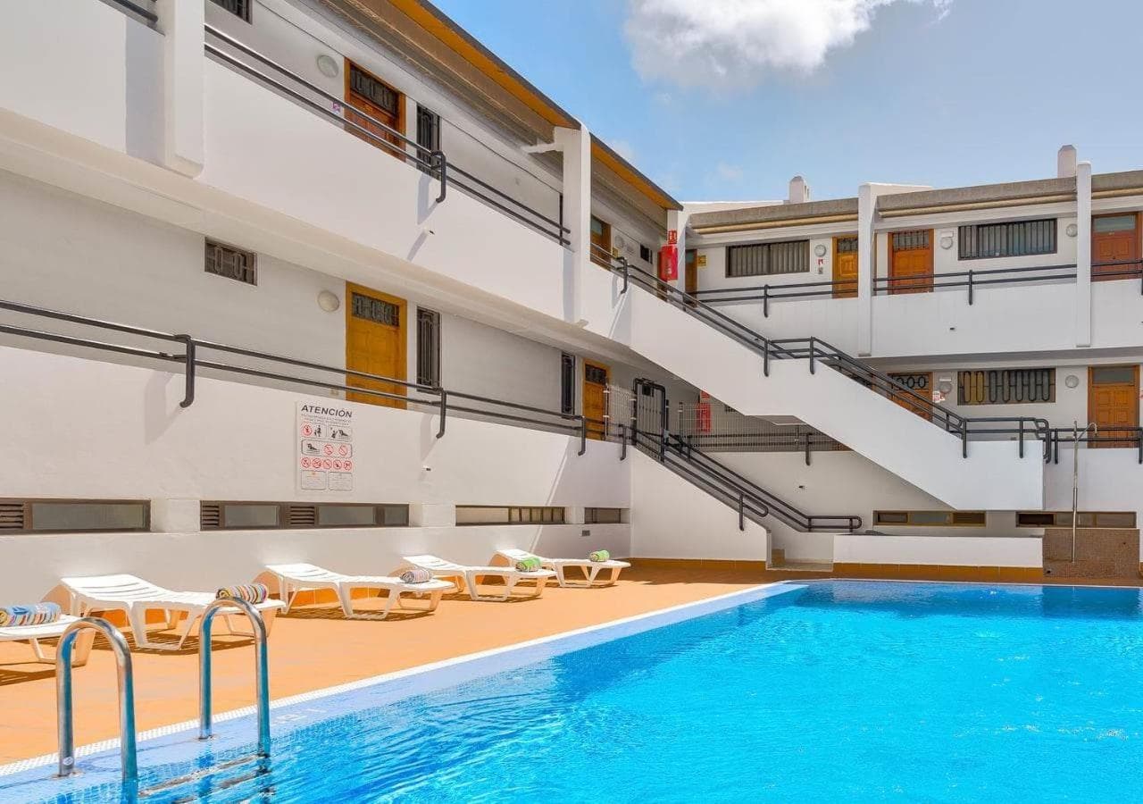 Stylish flat and pool with 3 rooms, sleeps 6, Los cristianos — 1