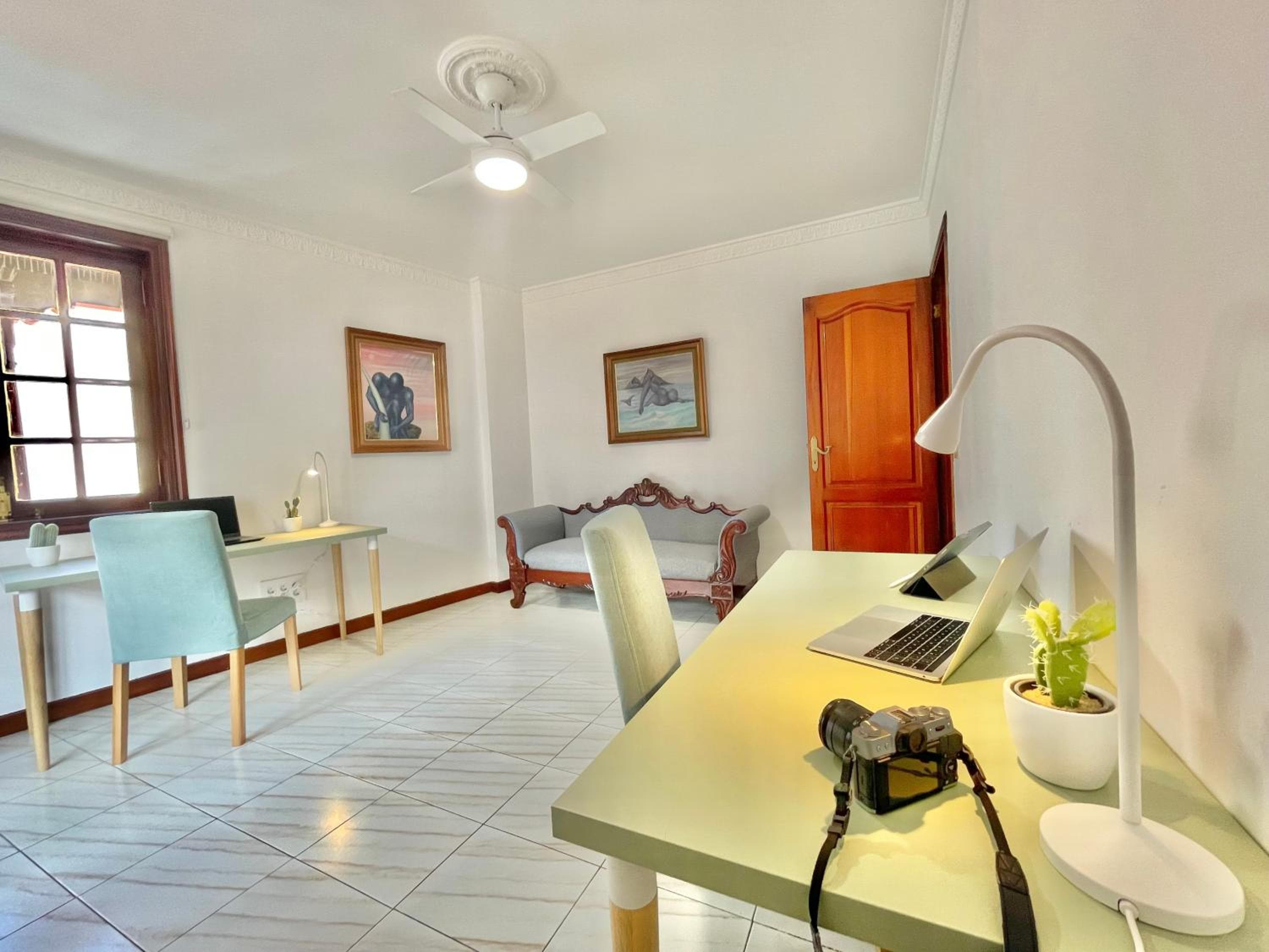 The Balcony House with FREE PARKING — 4