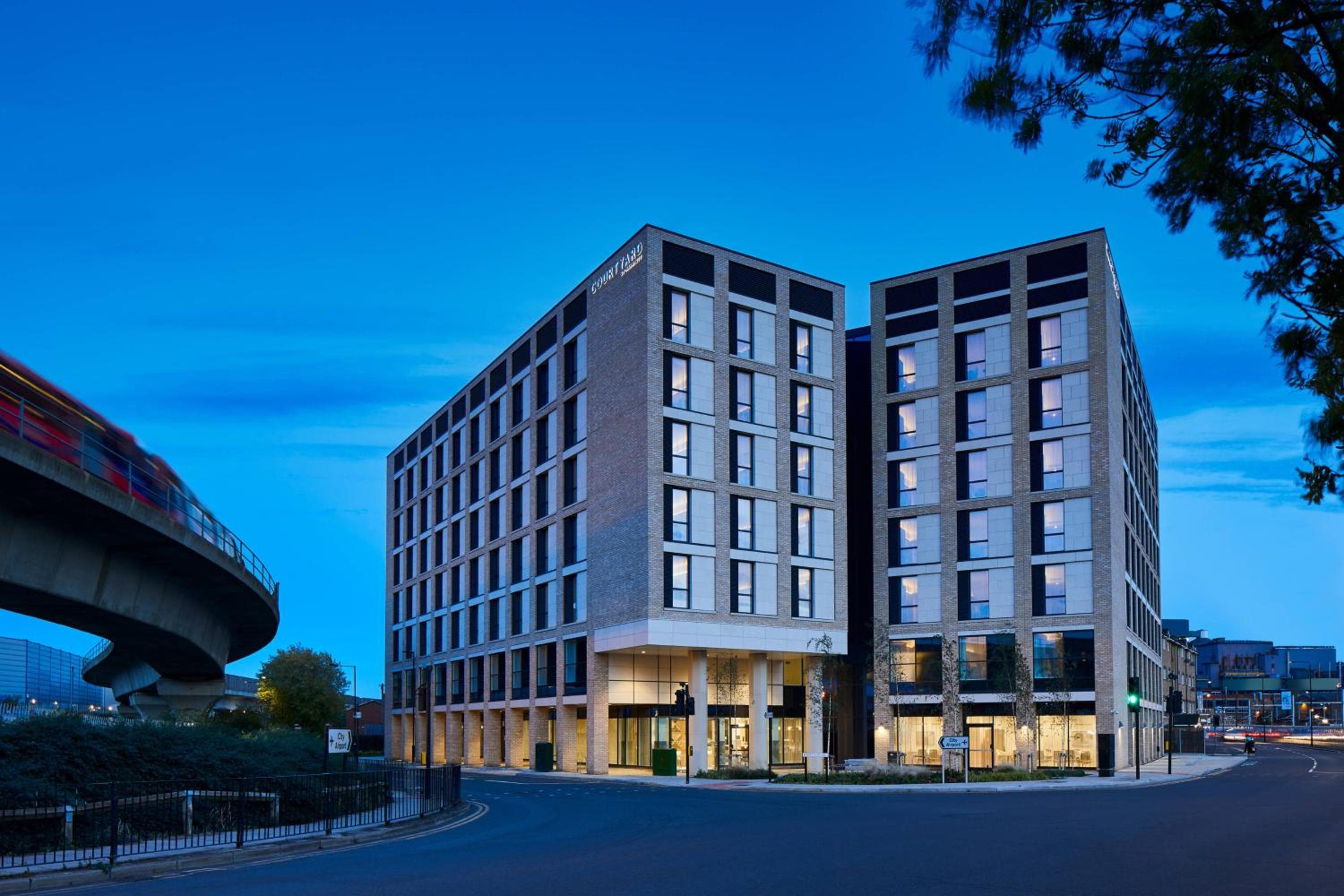 Courtyard by Marriott London City Airport — 1