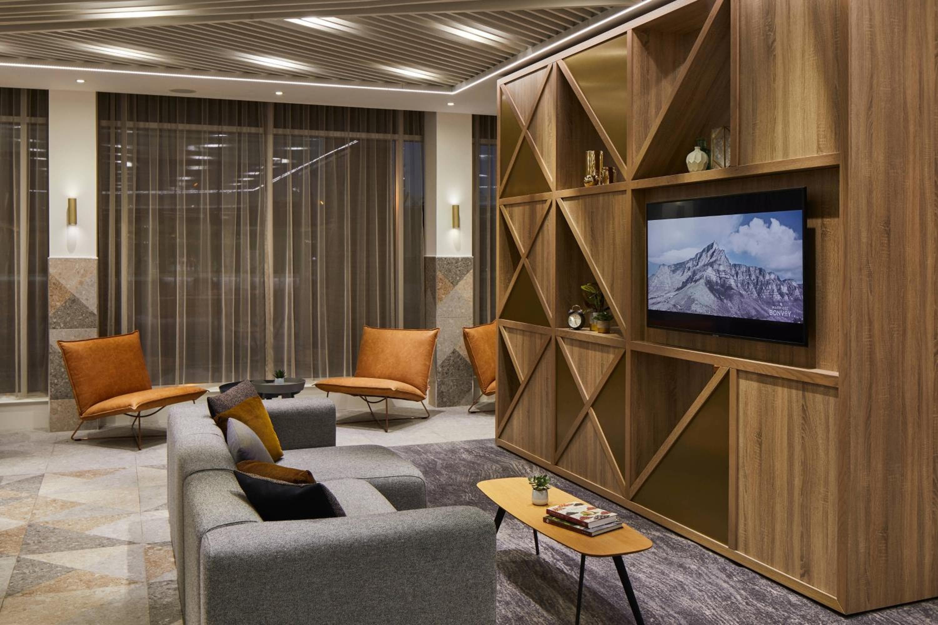 Courtyard by Marriott London City Airport — 2