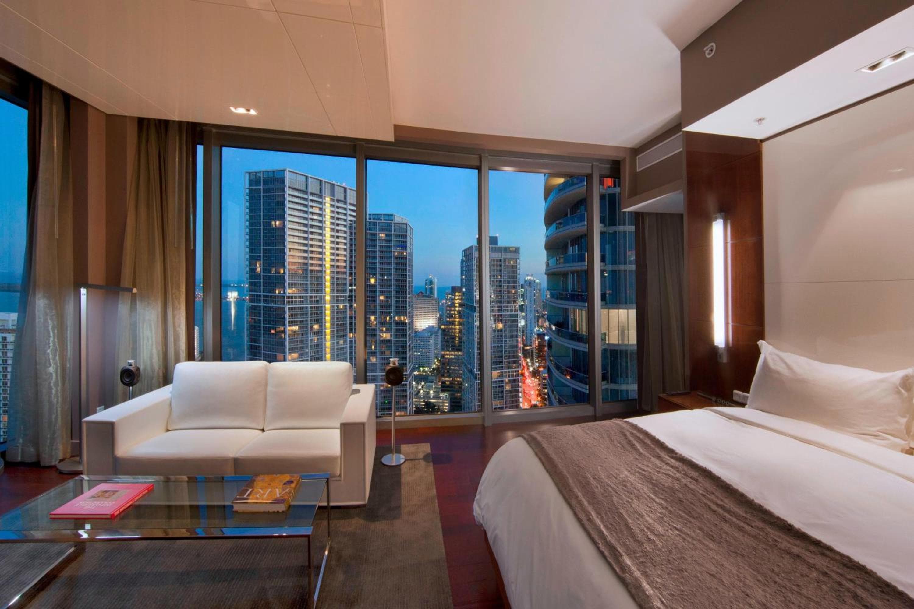 Hotel Beaux Arts, Collezione di autografi — 6