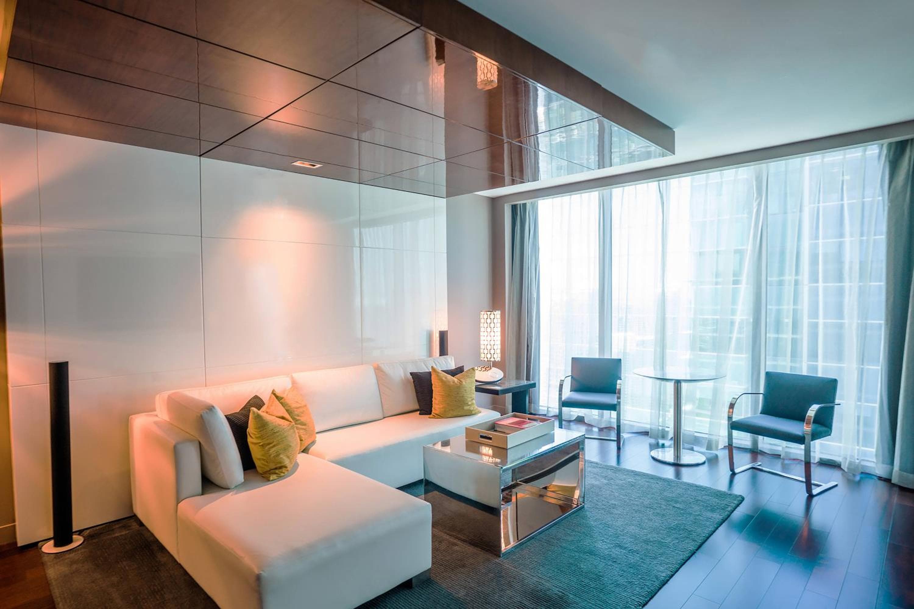 Hotel Beaux Arts, Collezione di autografi — 18