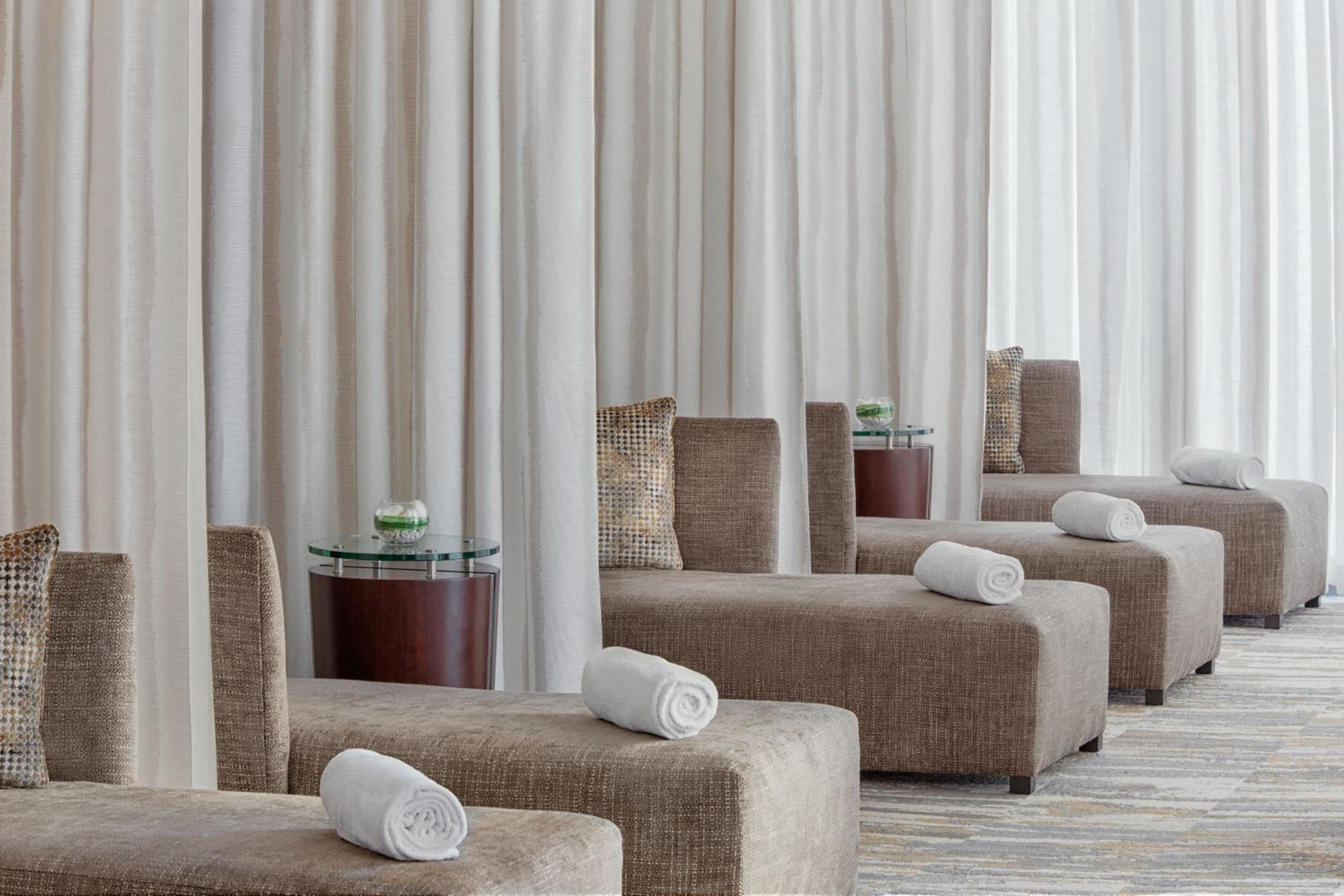 Hotel Beaux Arts, Collezione di autografi — 22
