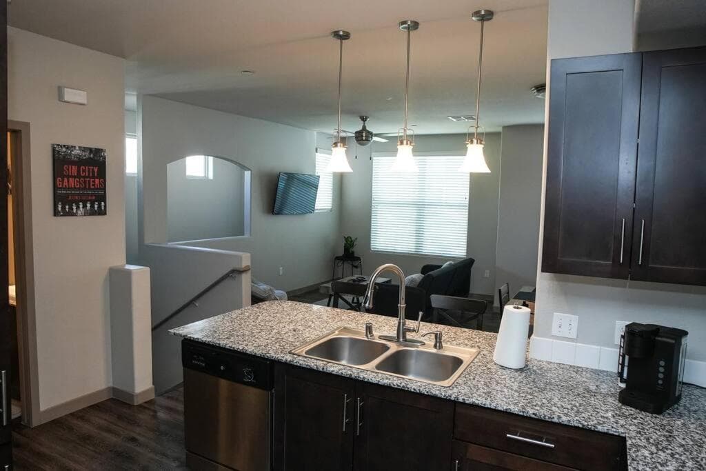 Beautiful TownHome With Garage in Las Vegas — 4