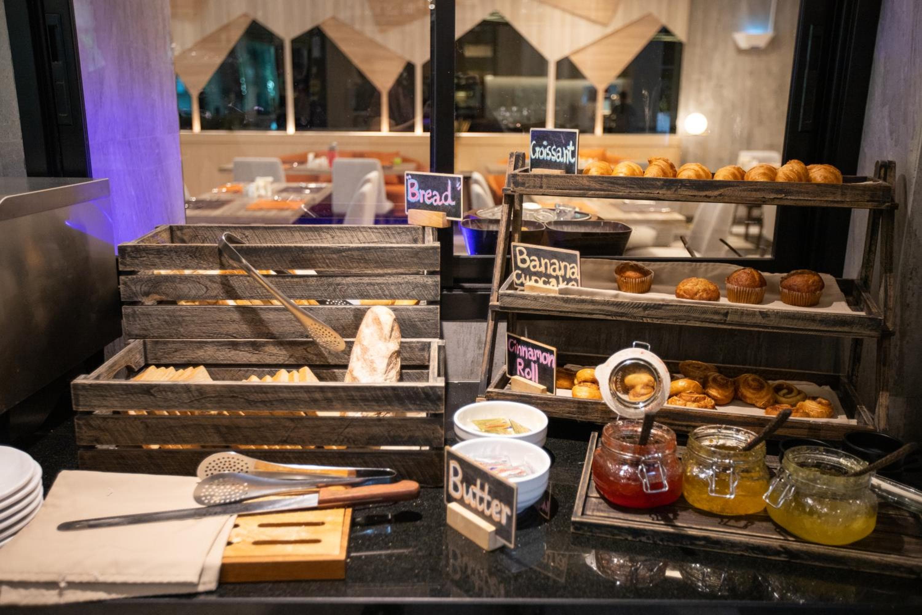 PARKROYAL Suites Bangkok — 14