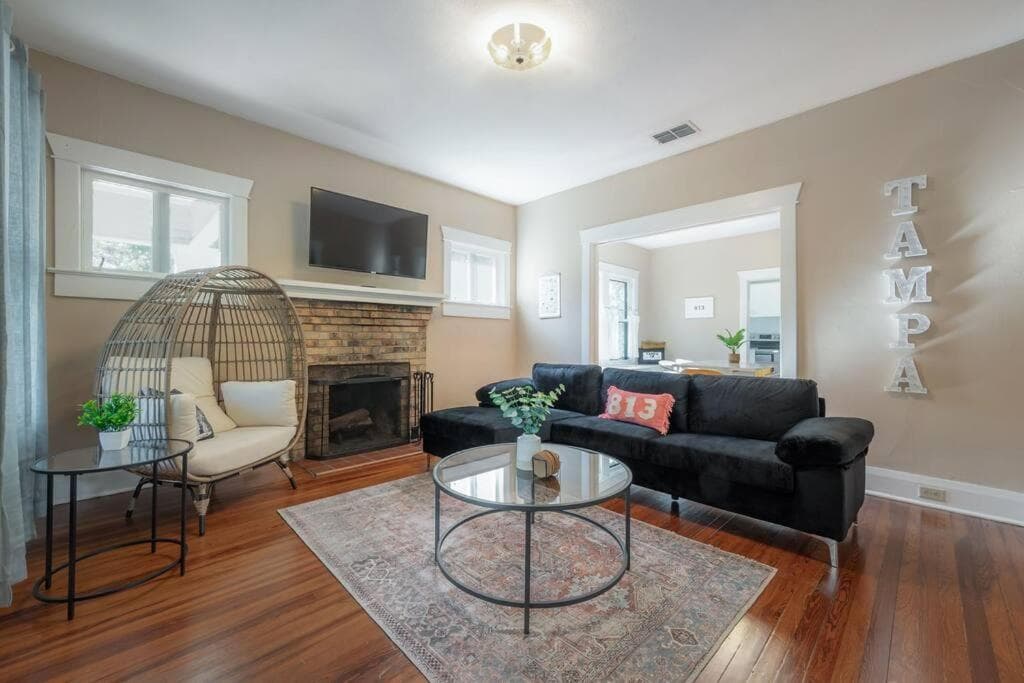 Historic & Cozy Bungalow by Downtown — 27