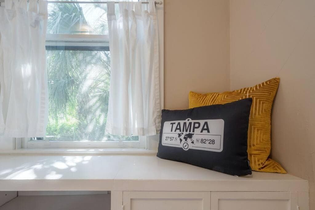 Historic & Cozy Bungalow by Downtown — 17