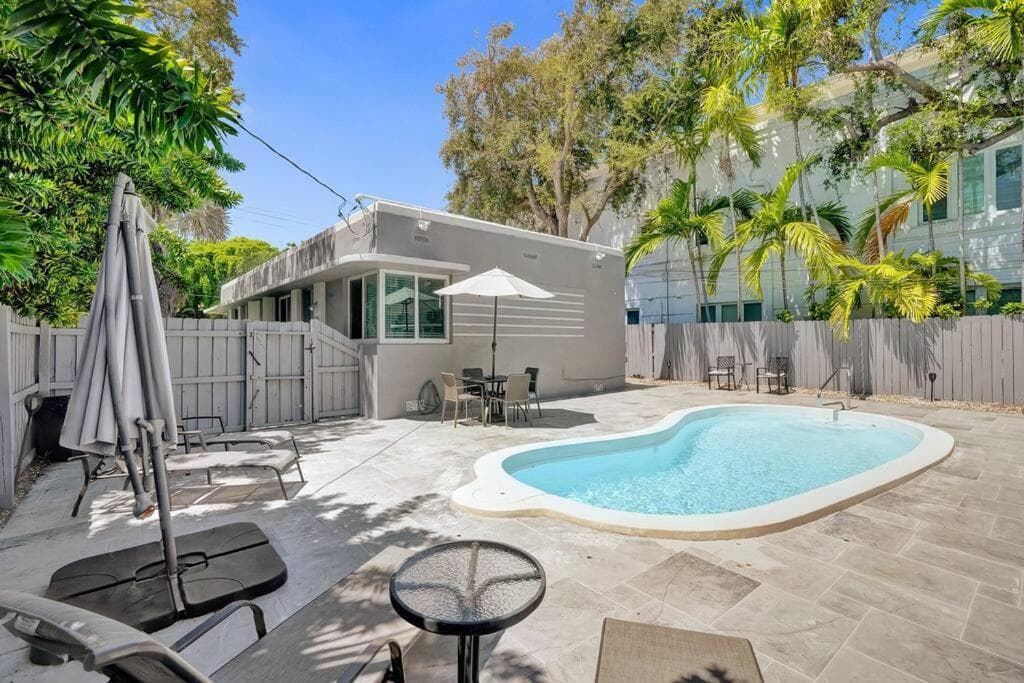 Retro Oasis by Las Olas — 17